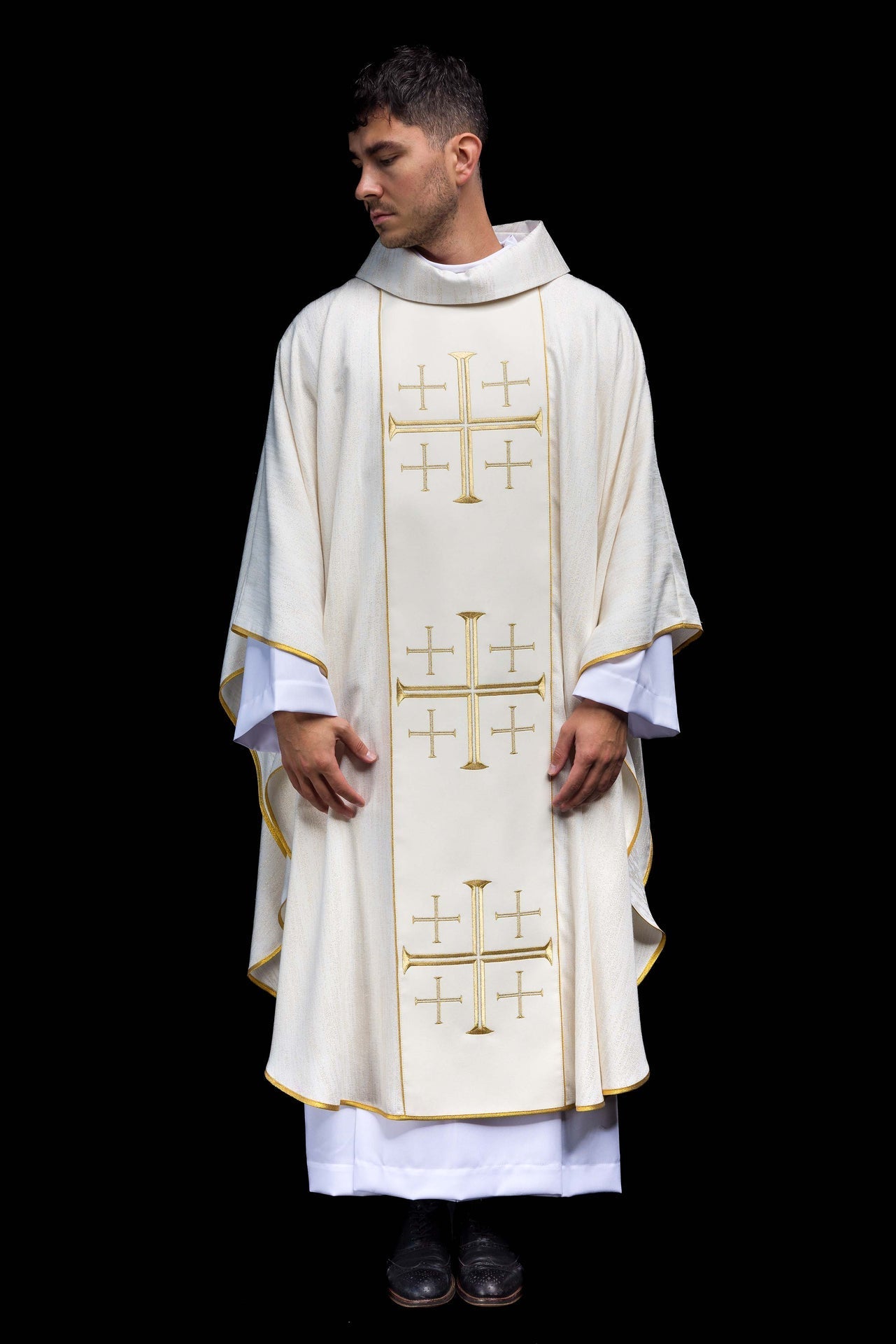 Chasuble brodée avec bande et Croix de Jérusalem – Écrue KOR/972/05/99 - CHASUBLES.FR