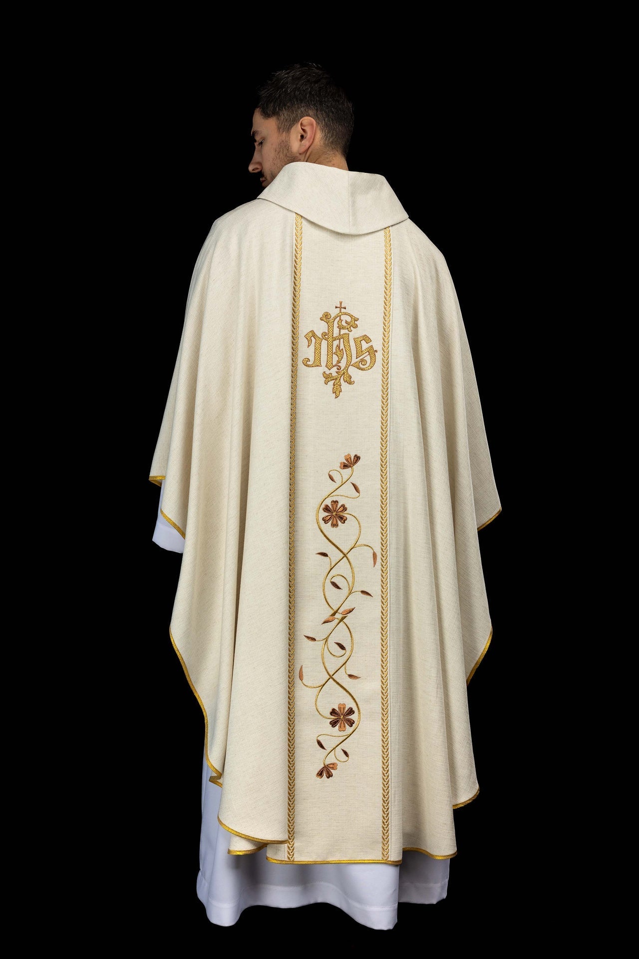 Chasuble brodée avec bande et image de Jésus Bon Pasteur avec un agneau couleur écru KOW2/022/05/49 - CHASUBLES.FR