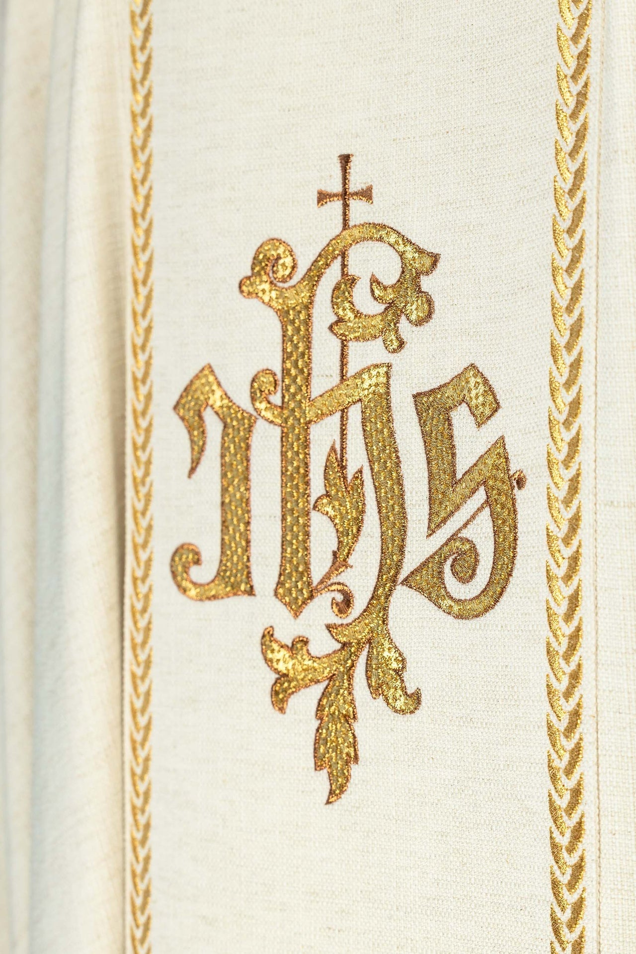 Chasuble brodée avec bande et image de Jésus Bon Pasteur avec un agneau couleur écru KOW2/022/05/49 - CHASUBLES.FR