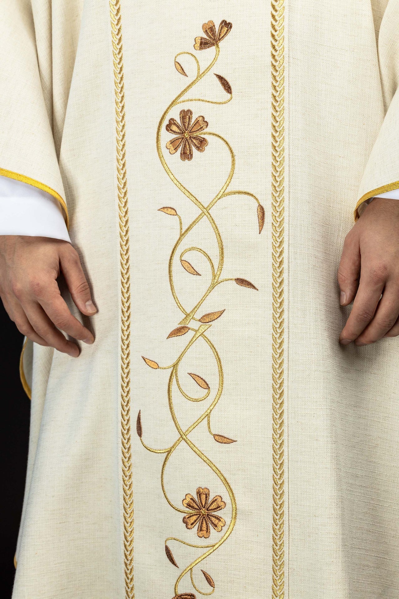 Chasuble brodée avec bande et image de Jésus Bon Pasteur avec un agneau couleur écru KOW2/022/05/49 - CHASUBLES.FR