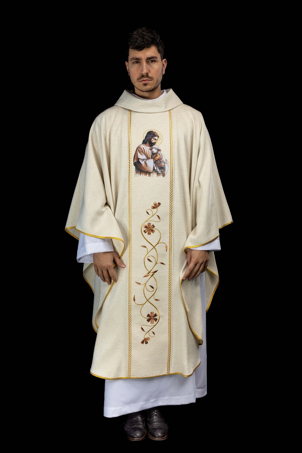 Chasuble brodée avec bande et image de Jésus Bon Pasteur avec un agneau couleur écru KOW2/022/05/49 - CHASUBLES.FR