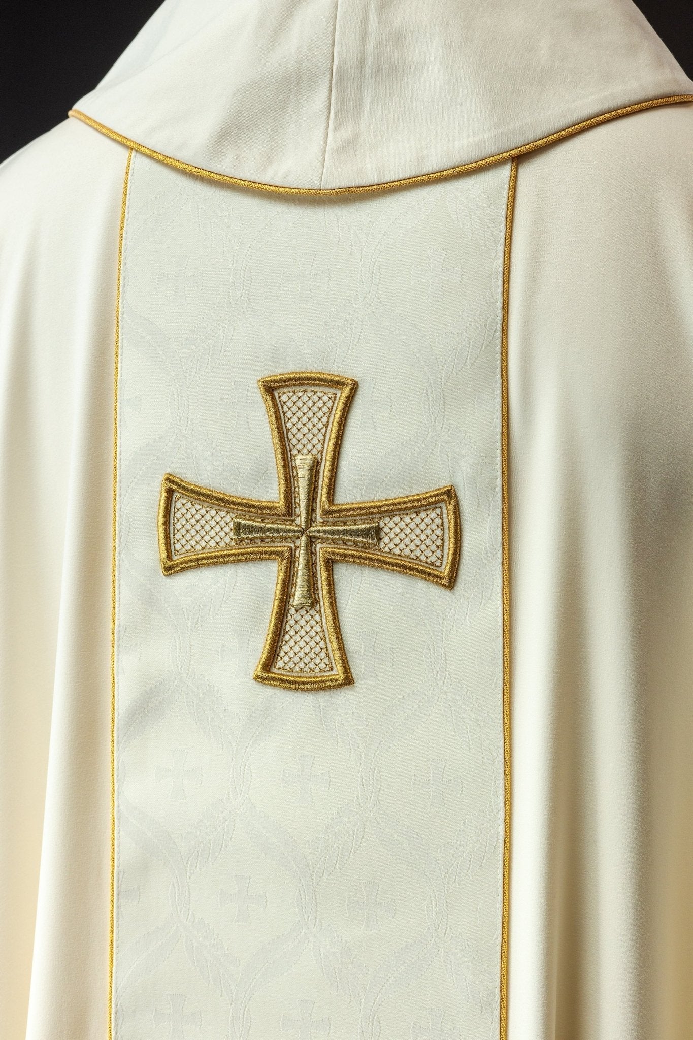 Chasuble brodée avec ceinture et croix KOR/397/05/53 - CHASUBLES.FR