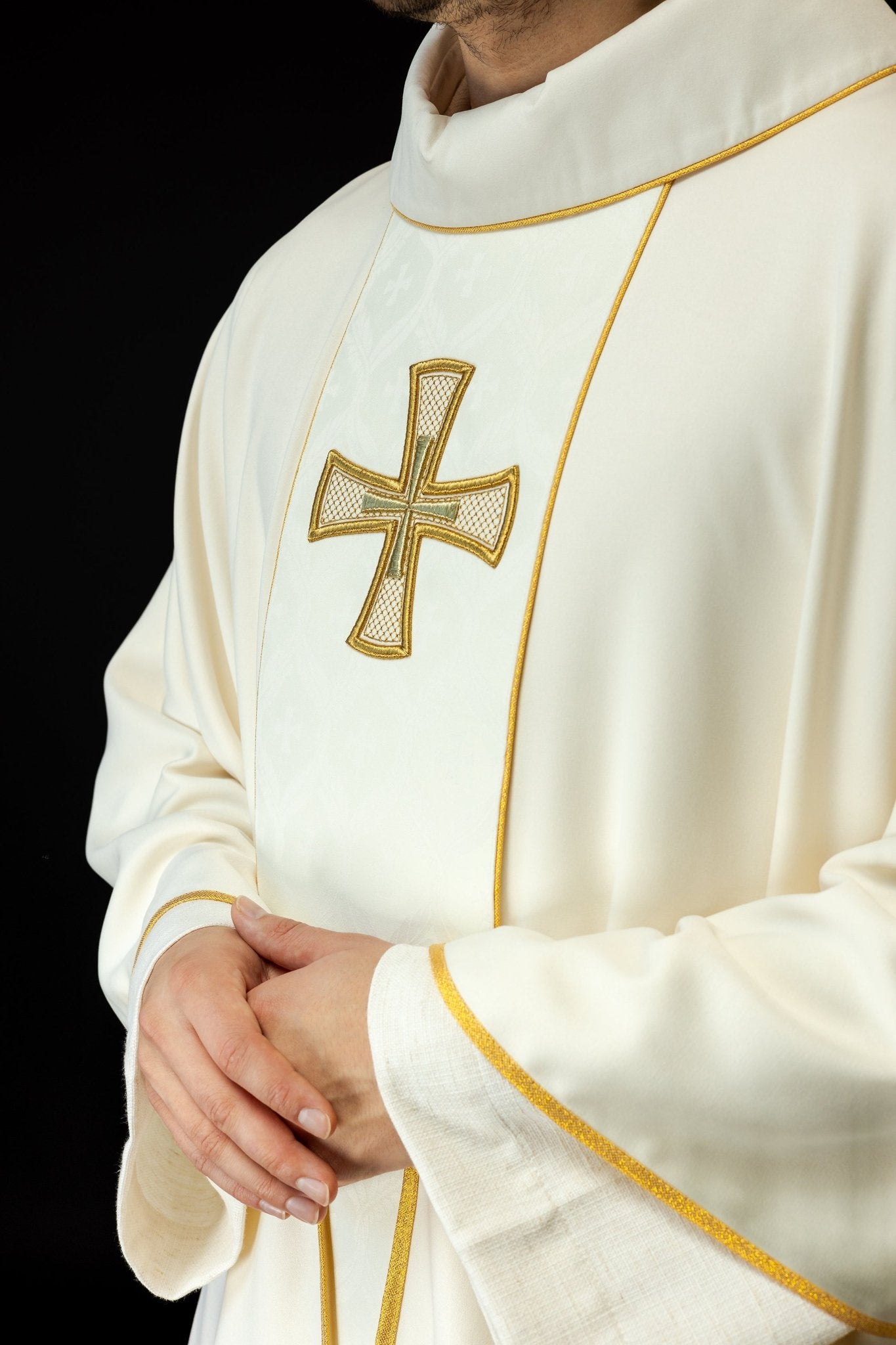 Chasuble brodée avec ceinture et croix KOR/397/05/53 - CHASUBLES.FR