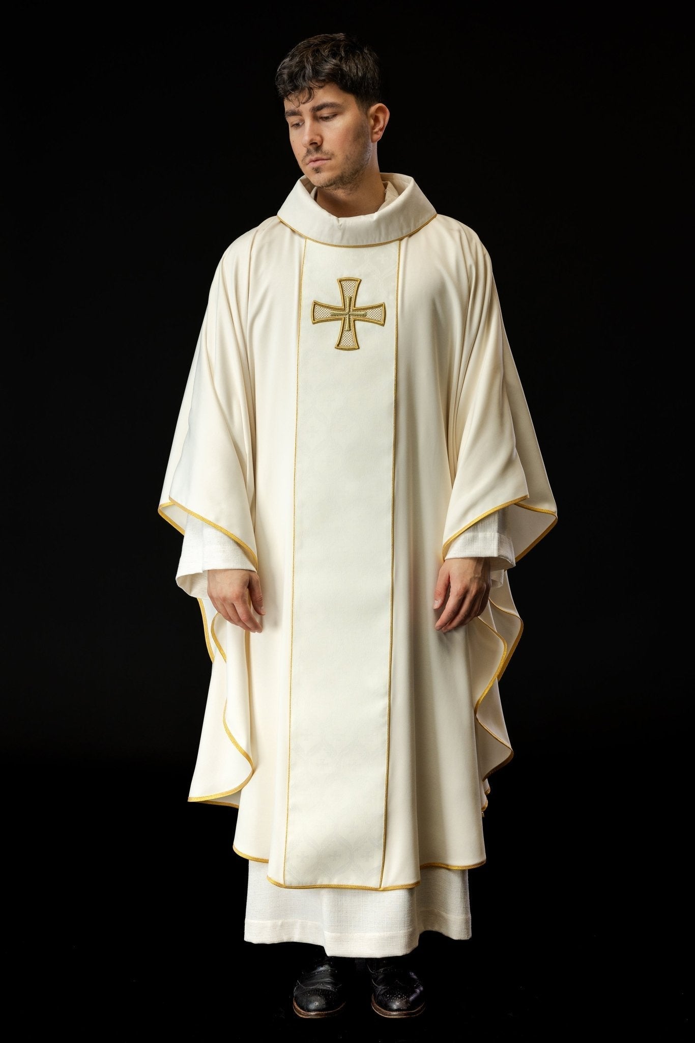 Chasuble brodée avec ceinture et croix KOR/397/05/53 - CHASUBLES.FR