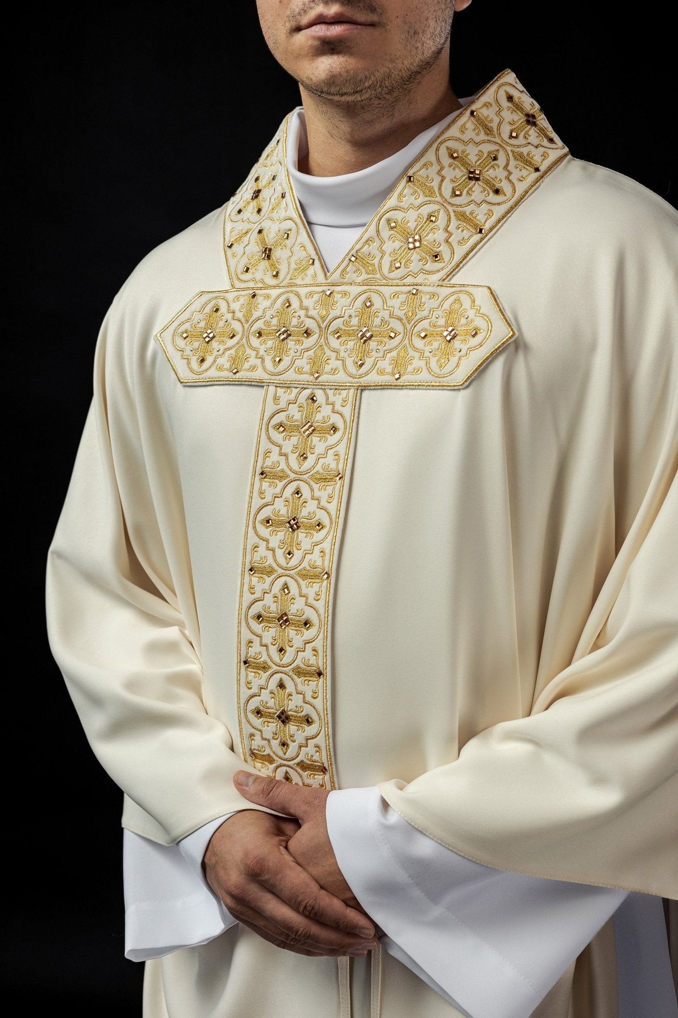 Chasuble brodée avec ceinture suspendue 500 pierres LE/7004/05 - CHASUBLES.FR