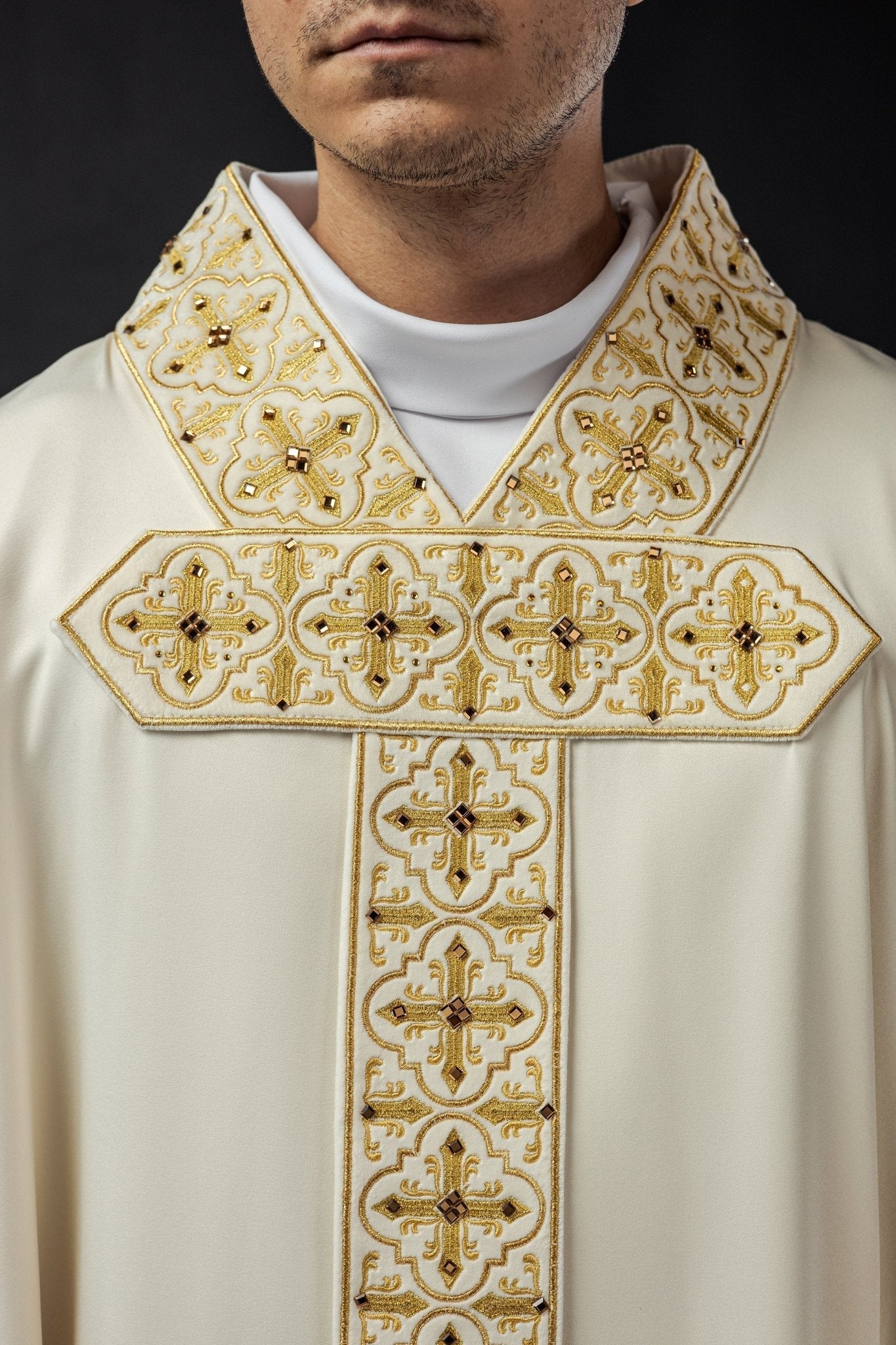 Chasuble brodée avec ceinture suspendue 500 pierres LE/7004/05 - CHASUBLES.FR