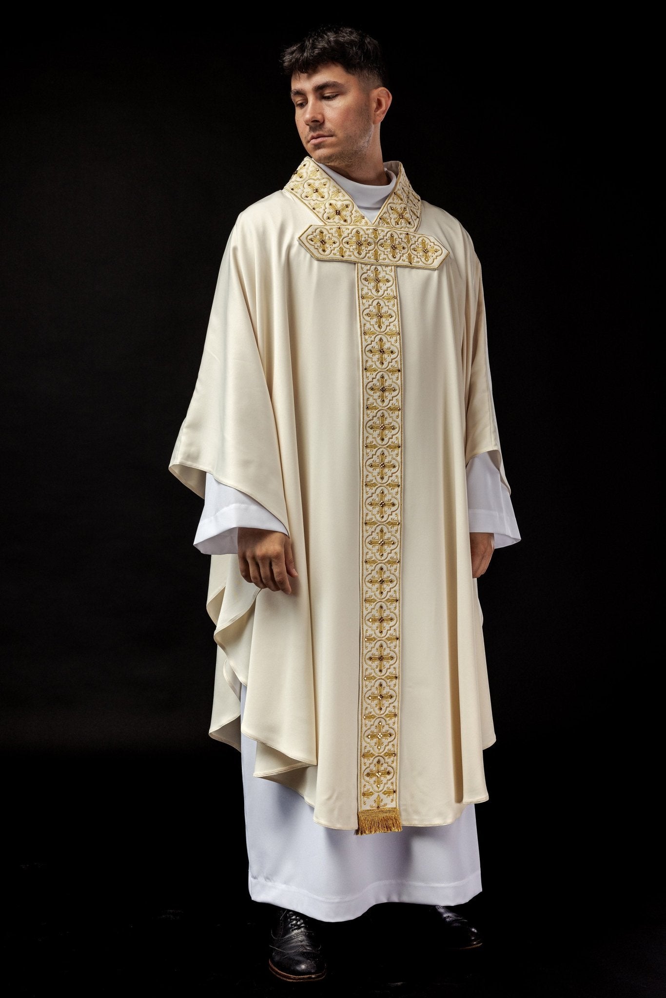 Chasuble brodée avec ceinture suspendue 500 pierres LE/7004/05 - CHASUBLES.FR