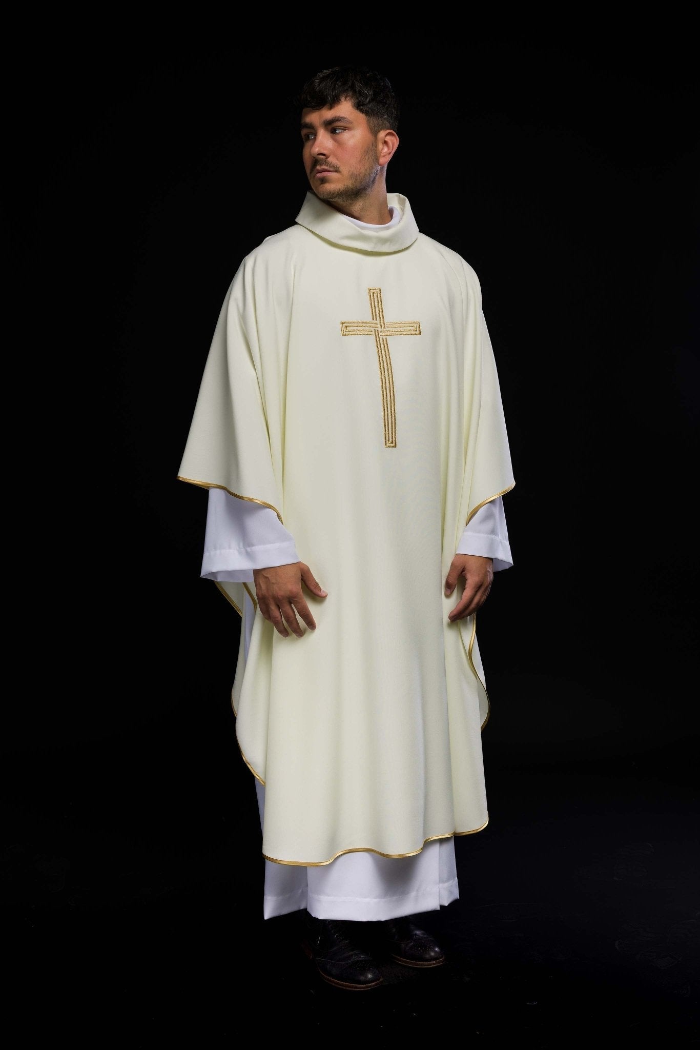 Chasuble brodée avec le motif de la Croix en écru KOR/018/05/12 ECRU - CHASUBLES.FR