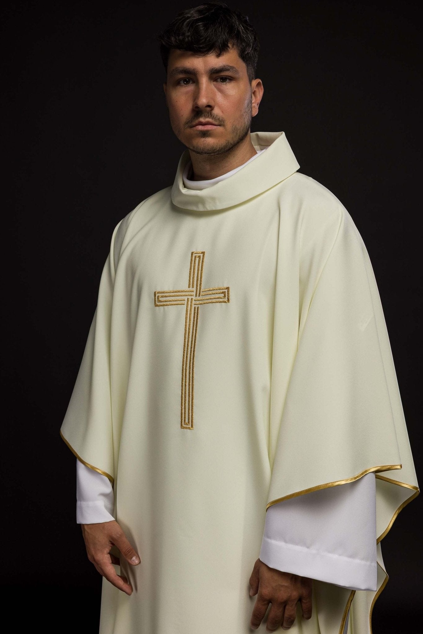 Chasuble brodée avec le motif de la Croix en écru KOR/018/05/12 ECRU - CHASUBLES.FR
