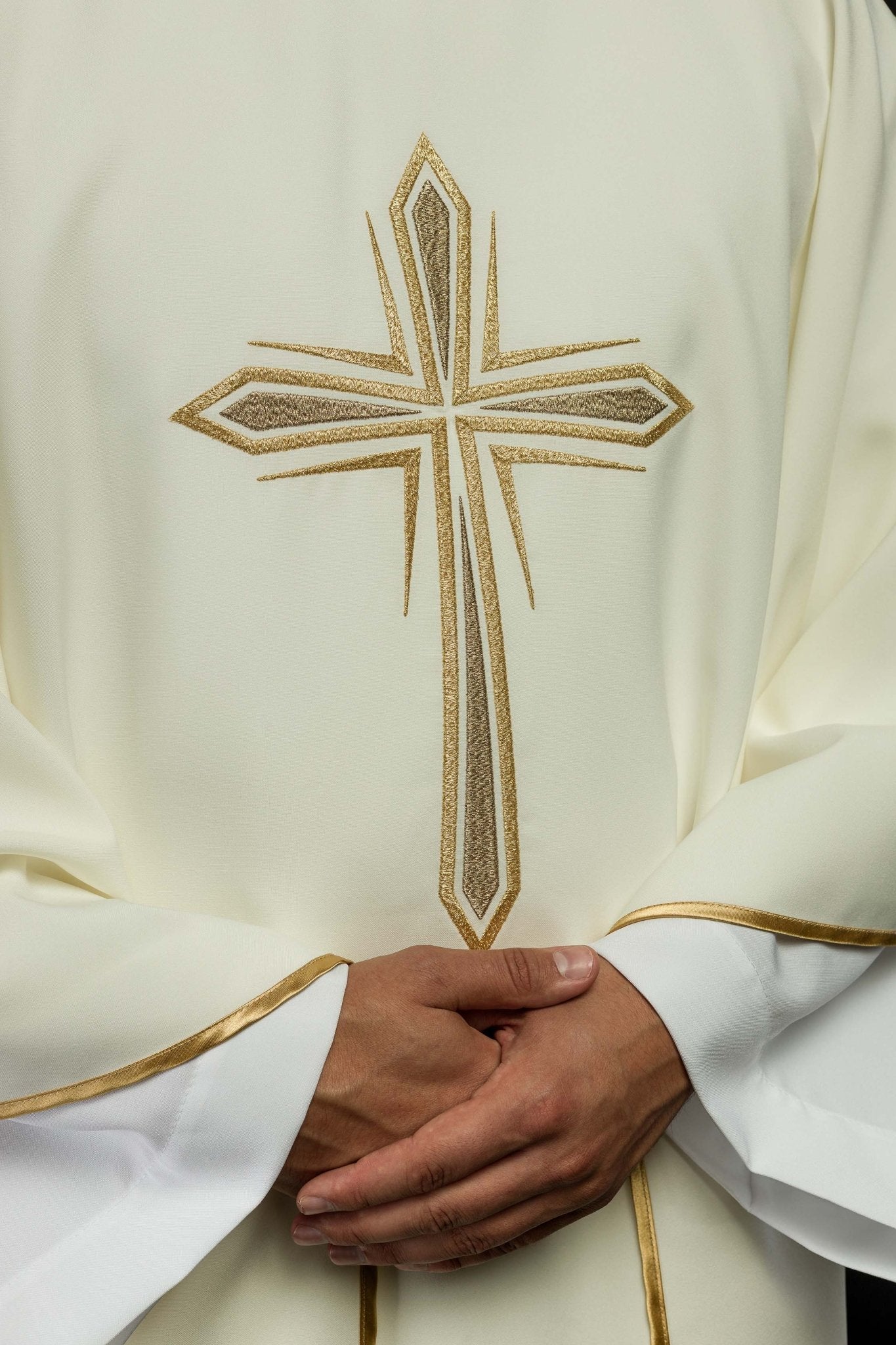Chasuble brodée avec le motif de la Sainte-Croix KOR/037/05/12 ECRU - CHASUBLES.FR
