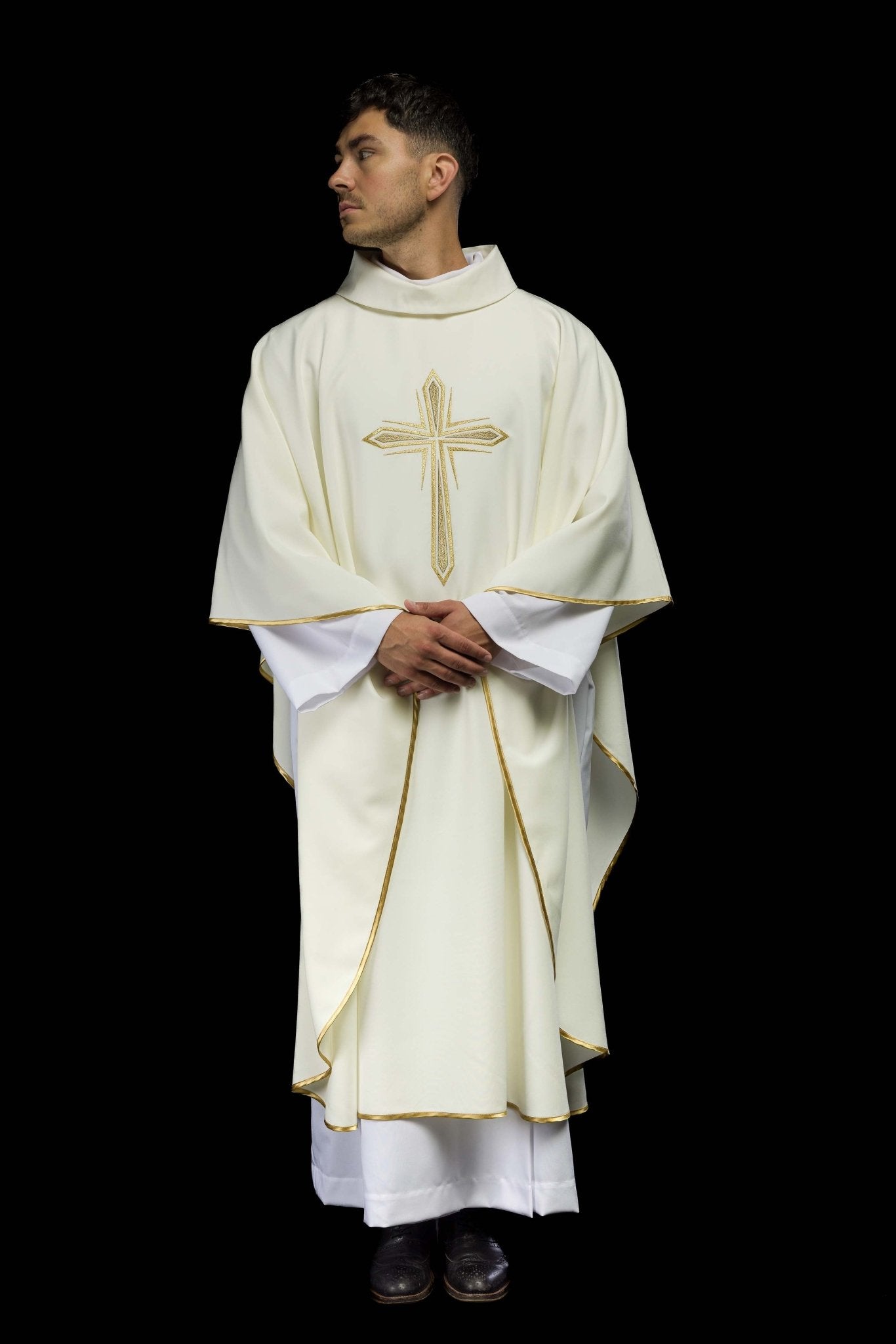 Chasuble brodée avec le motif de la Sainte-Croix KOR/037/05/12 ECRU - CHASUBLES.FR