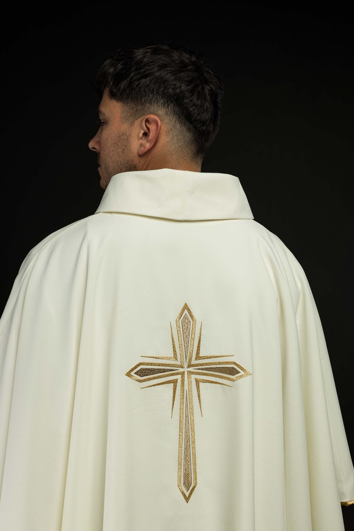 Chasuble brodée avec le motif de la Sainte-Croix KOR/037/05/12 ECRU - CHASUBLES.FR