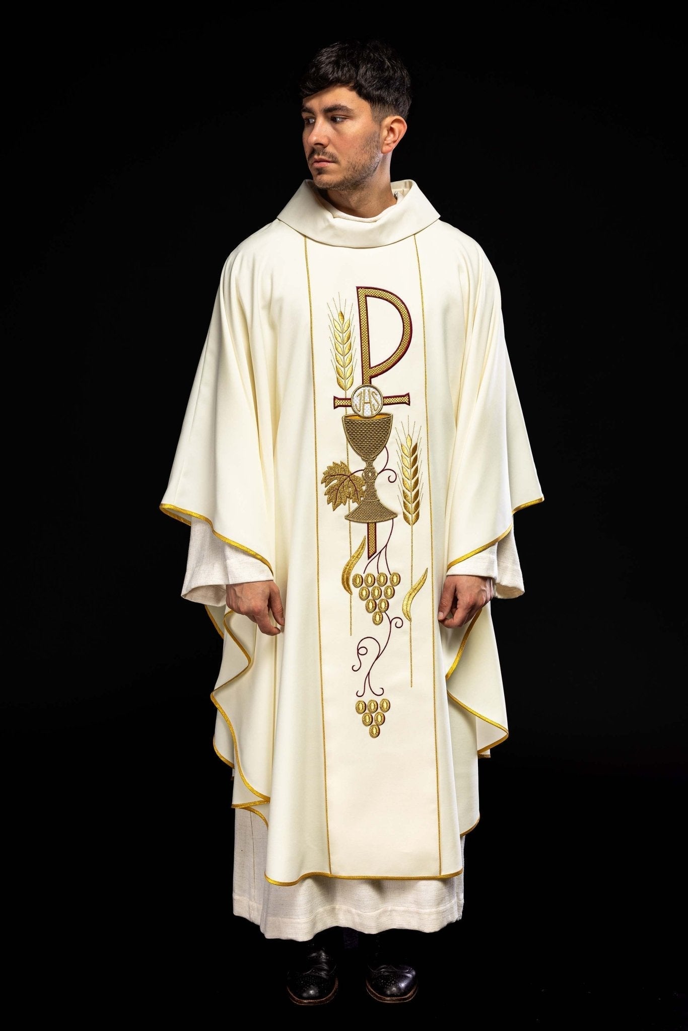 Chasuble brodée avec le motif du calice IHS en écru KOR/001/05/01 ECRU - CHASUBLES.FR