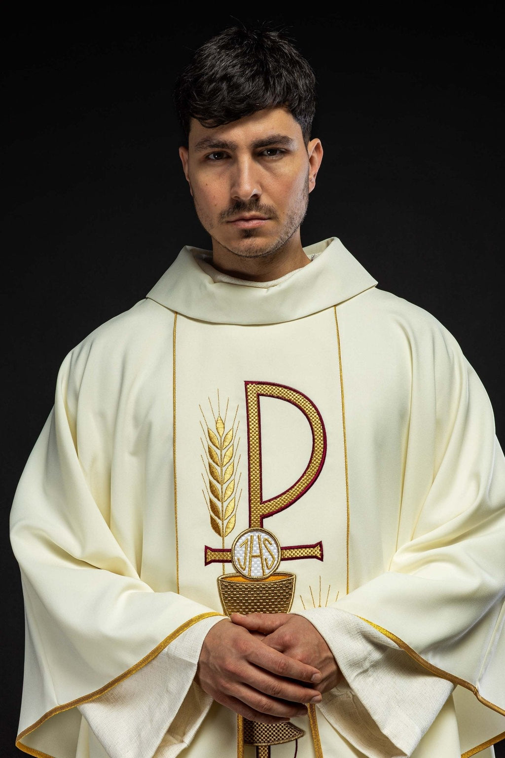 Chasuble brodée avec le motif du calice IHS en écru KOR/001/05/01 ECRU - CHASUBLES.FR