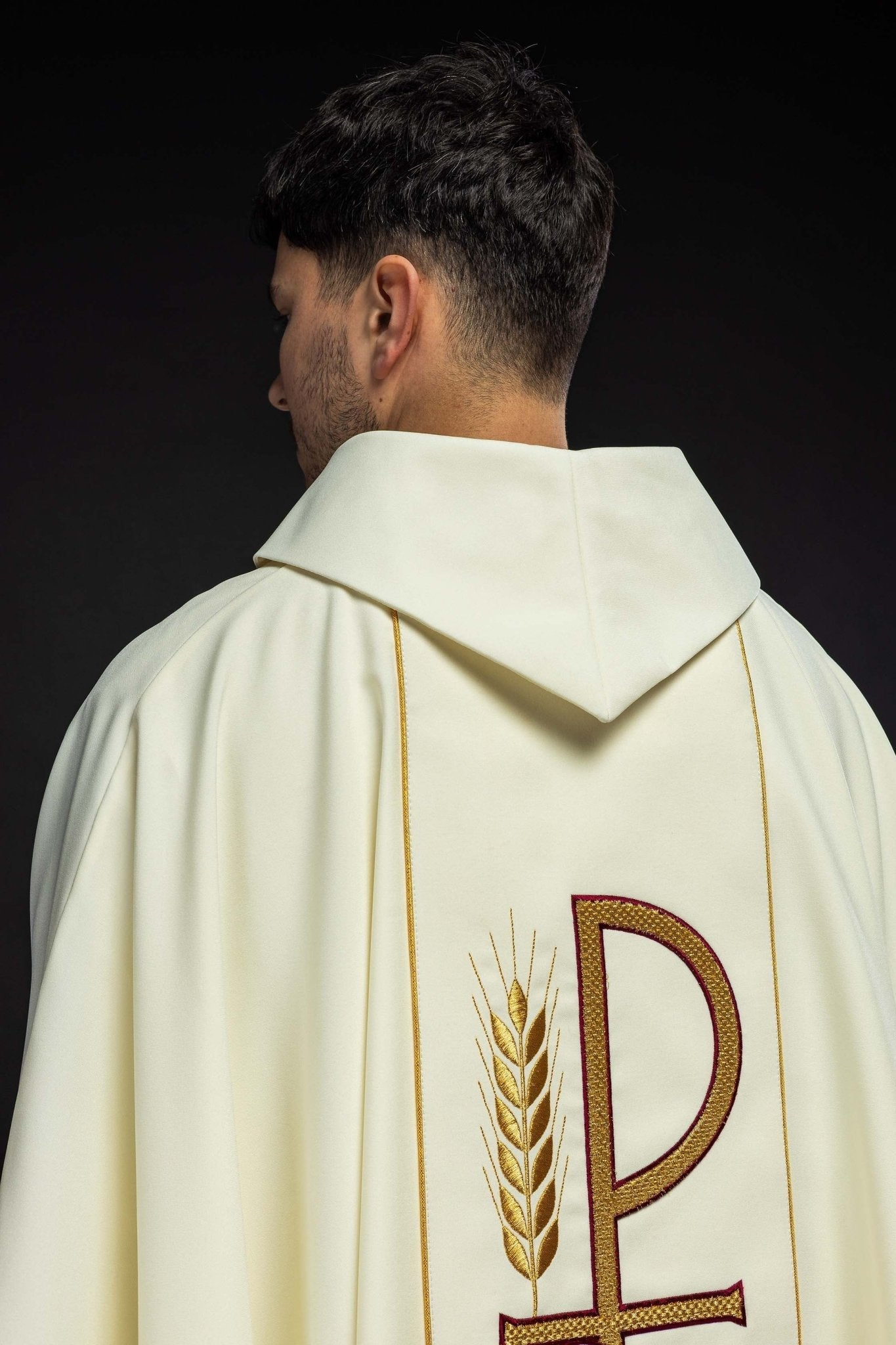 Chasuble brodée avec le motif du calice IHS en écru KOR/001/05/01 ECRU - CHASUBLES.FR