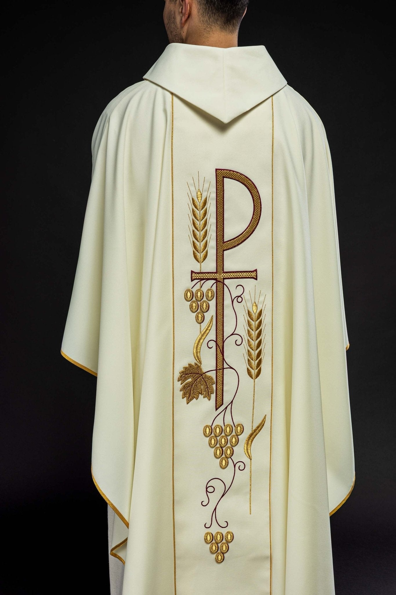 Chasuble brodée avec le motif du calice IHS en écru KOR/001/05/01 ECRU - CHASUBLES.FR