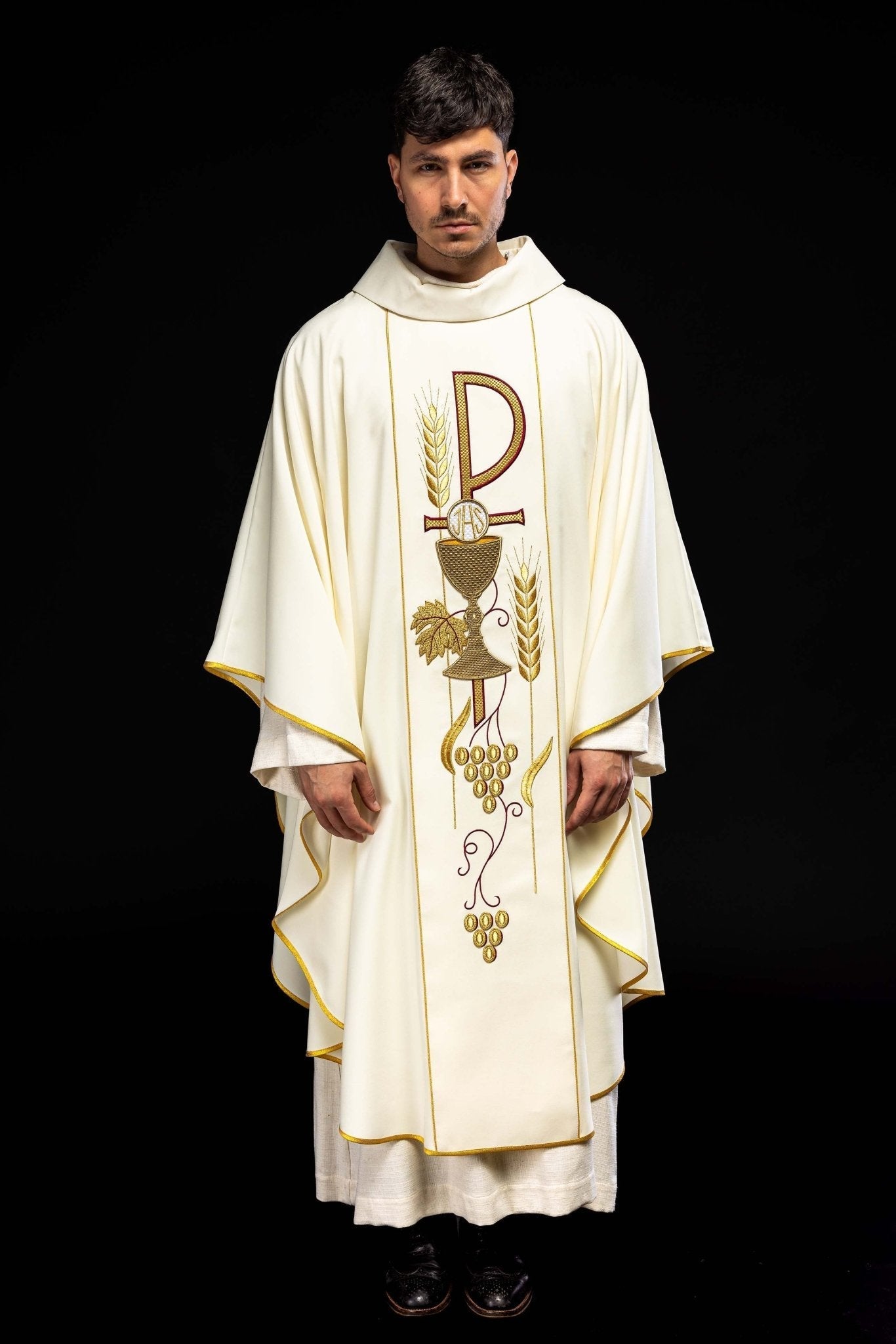 Chasuble brodée avec le motif du calice IHS en écru KOR/001/05/01 ECRU - CHASUBLES.FR