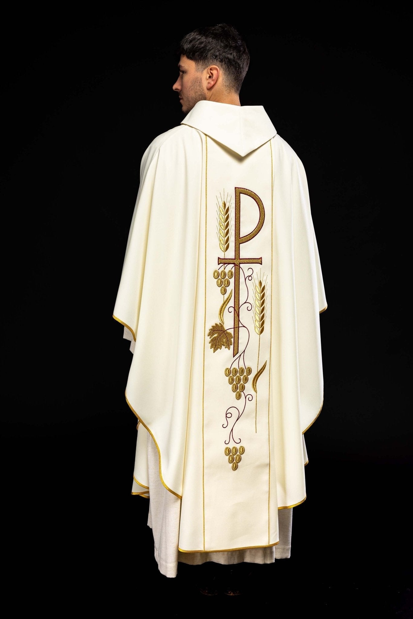 Chasuble brodée avec le motif du calice IHS en écru KOR/001/05/01 ECRU - CHASUBLES.FR