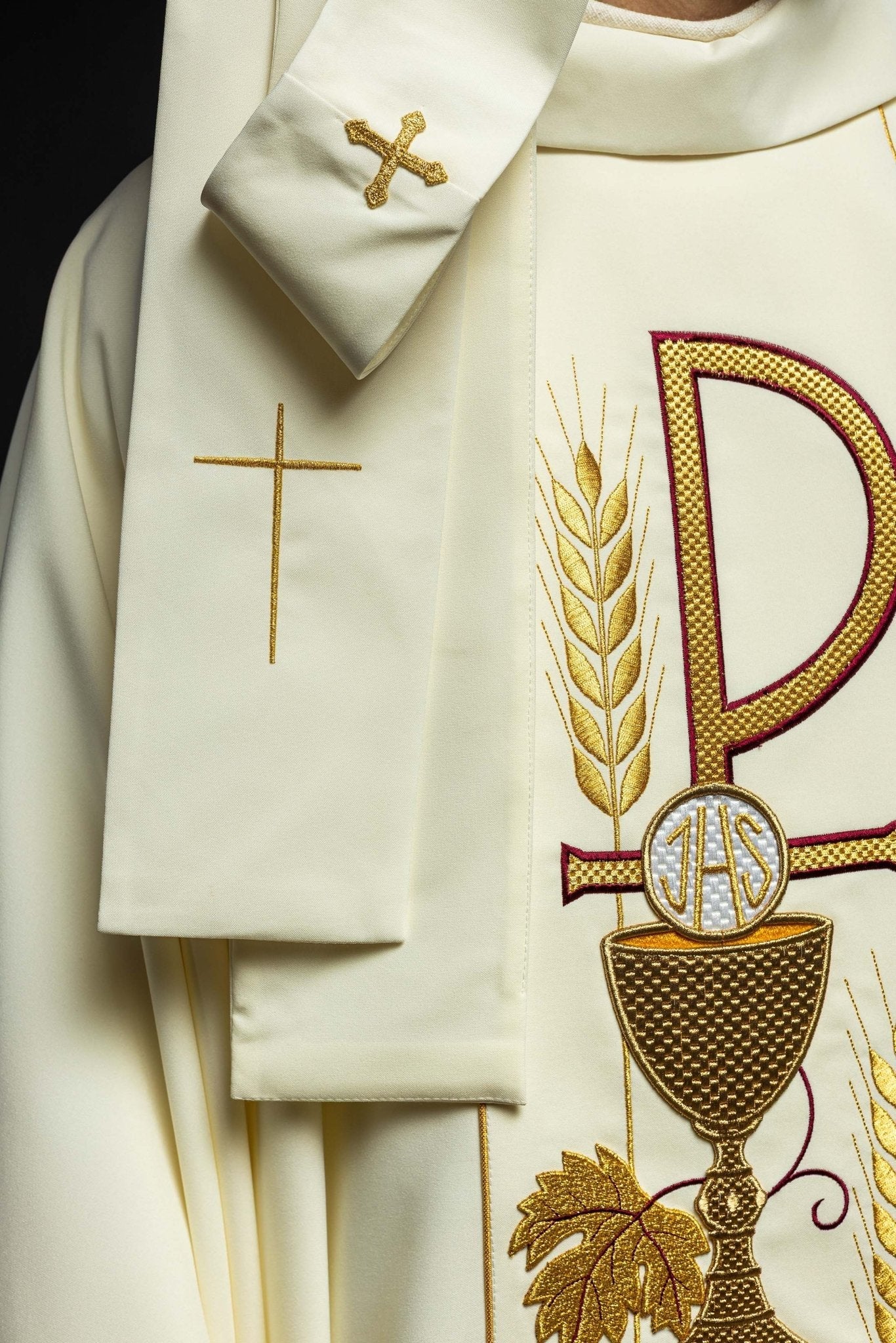 Chasuble brodée avec le motif du calice IHS en écru KOR/001/05/01 ECRU - CHASUBLES.FR