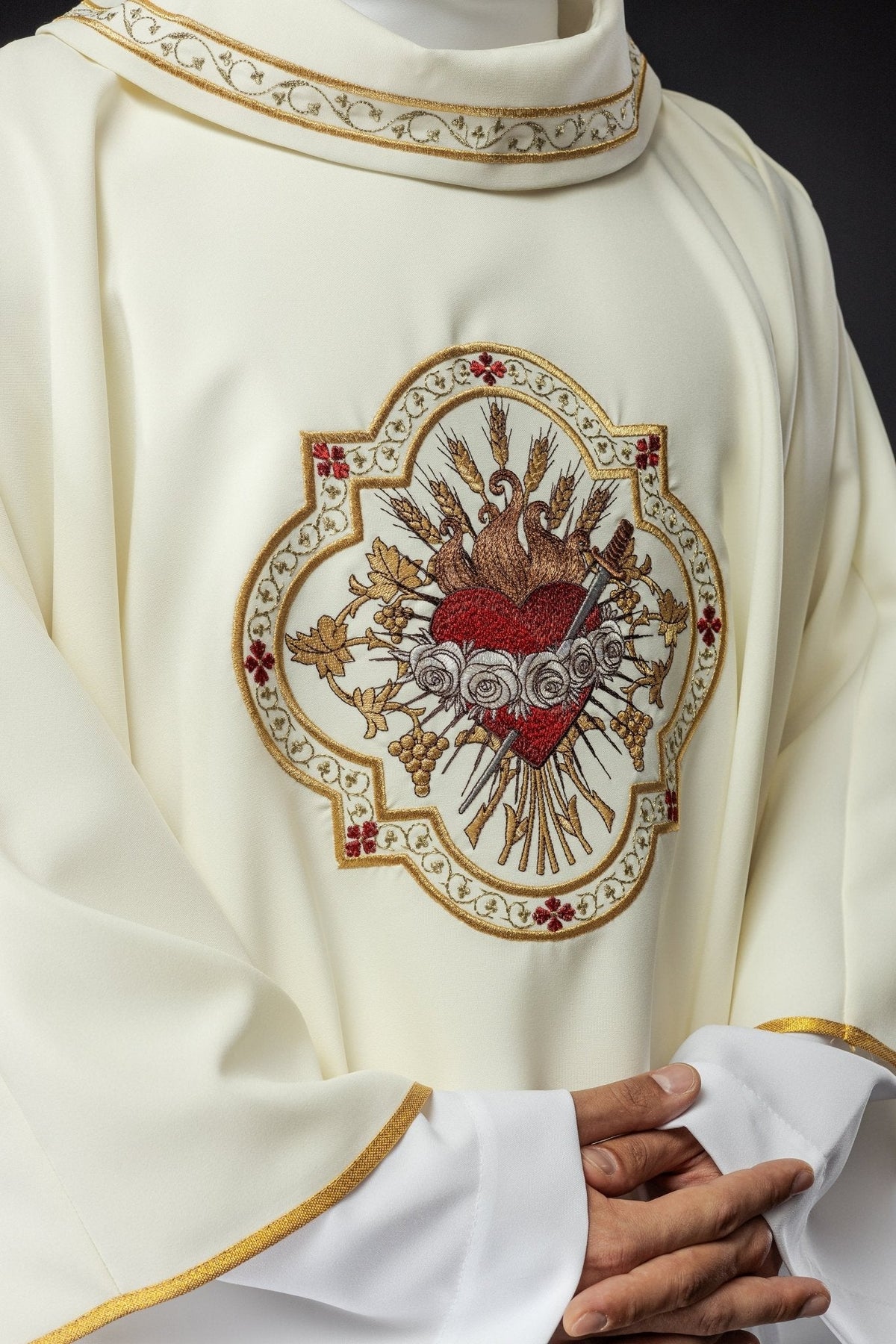 Chasuble brodée avec le motif du Cœur Immaculé de Marie KOR/392/05/01 - CHASUBLES.FR