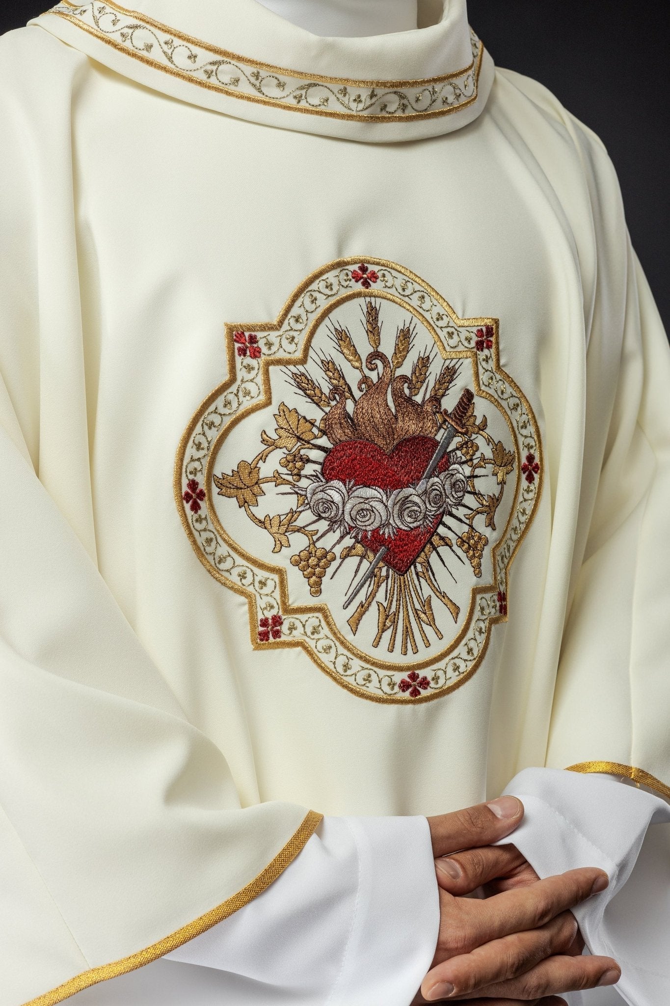 Chasuble brodée avec le motif du Cœur Immaculé de Marie KOR/392/05/01 - CHASUBLES.FR