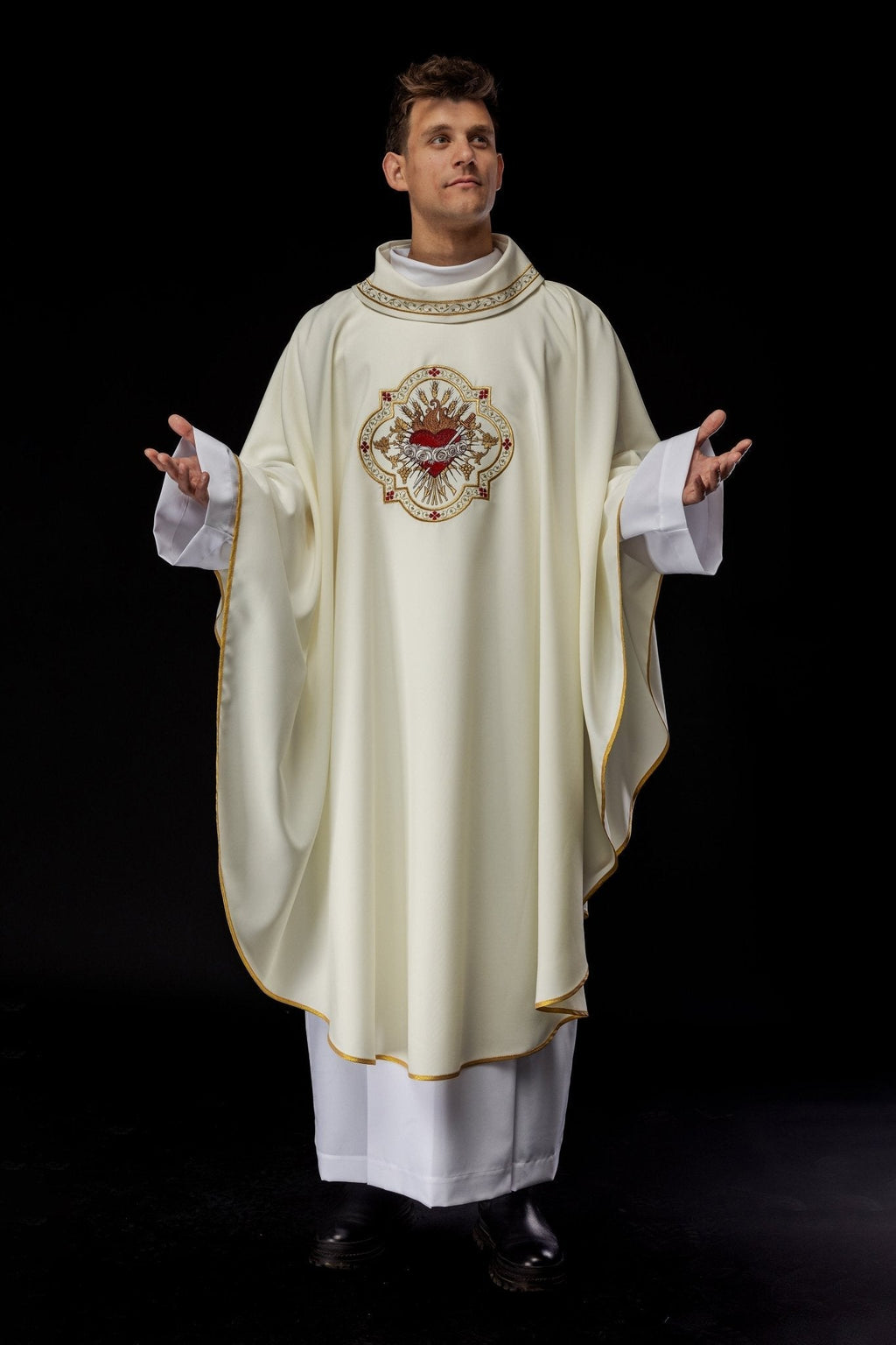 Chasuble brodée avec le motif du Cœur Immaculé de Marie KOR/392/05/01 - CHASUBLES.FR
