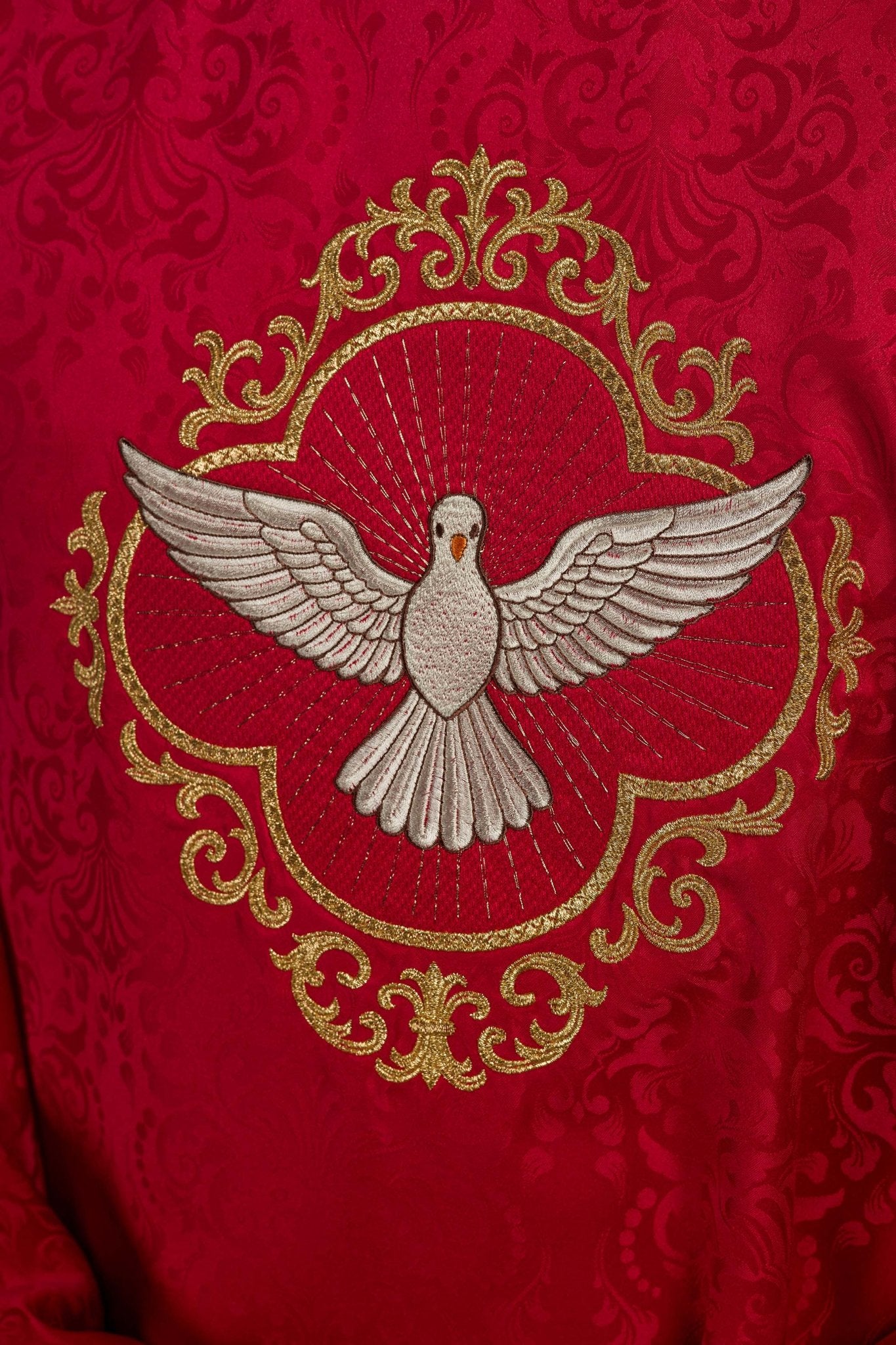 Chasuble brodée avec le motif du Saint - Esprit sur tissu jacquard KOA/003/02/98 - CHASUBLES.FR