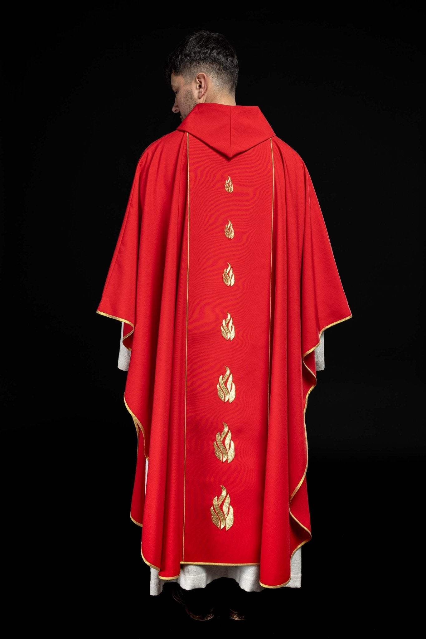Chasuble brodée avec le Saint - Esprit en rouge KOR/015/02/01 CZERWONY - CHASUBLES.FR