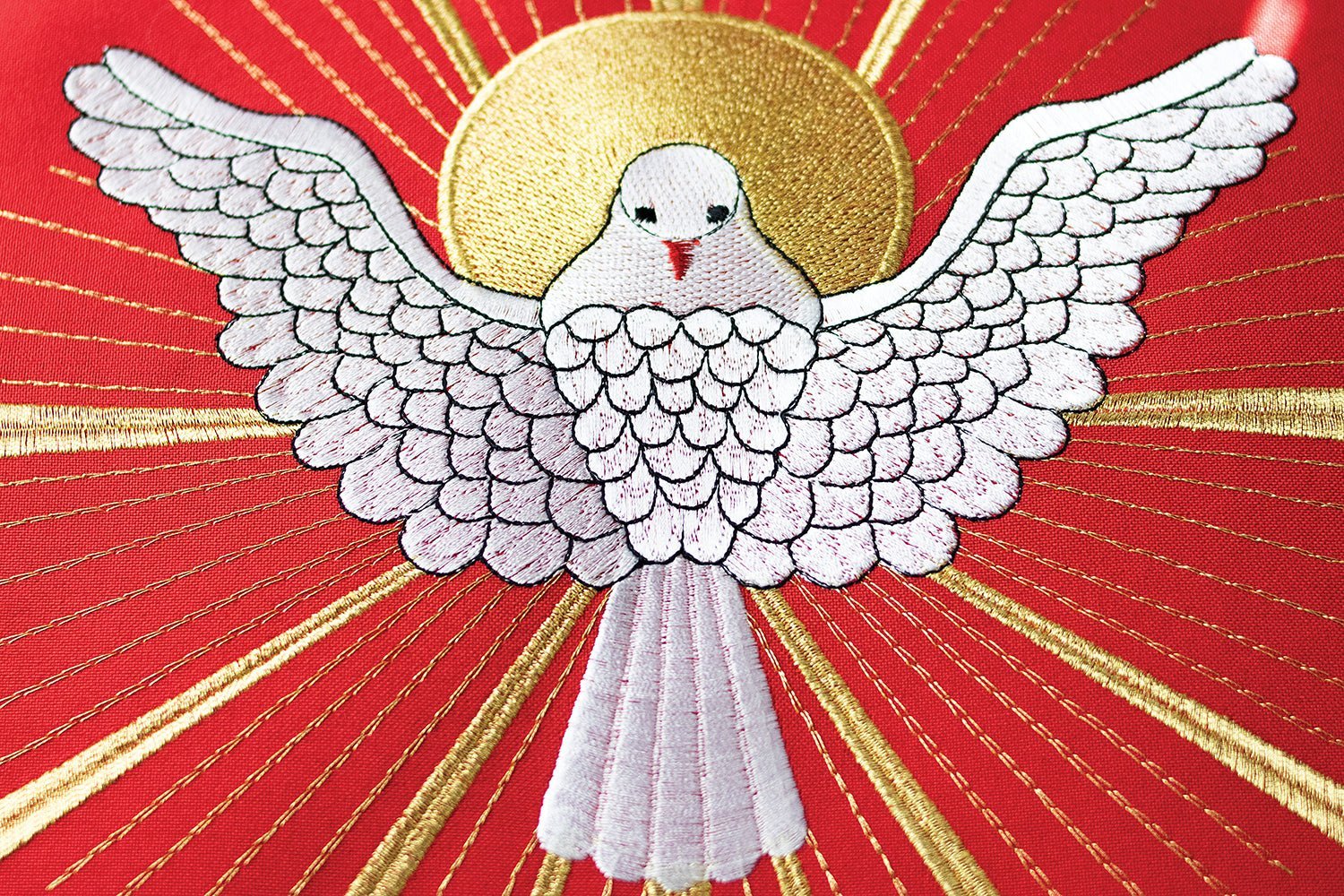Chasuble brodée avec le Saint - Esprit en rouge KOR/015/02/01 CZERWONY - CHASUBLES.FR