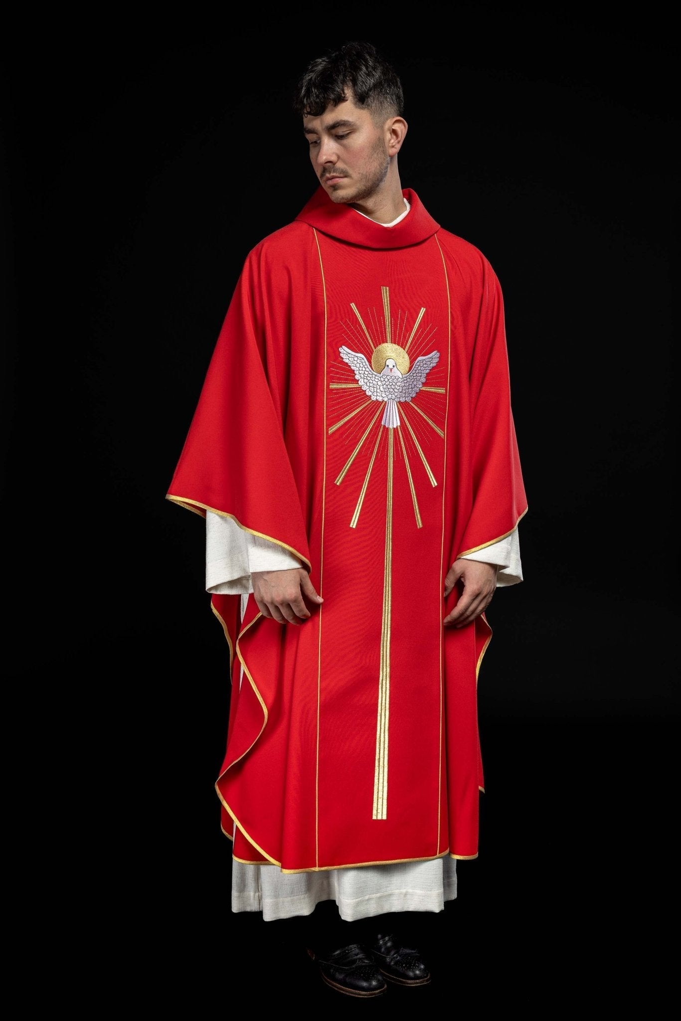 Chasuble brodée avec le Saint - Esprit en rouge KOR/015/02/01 CZERWONY - CHASUBLES.FR