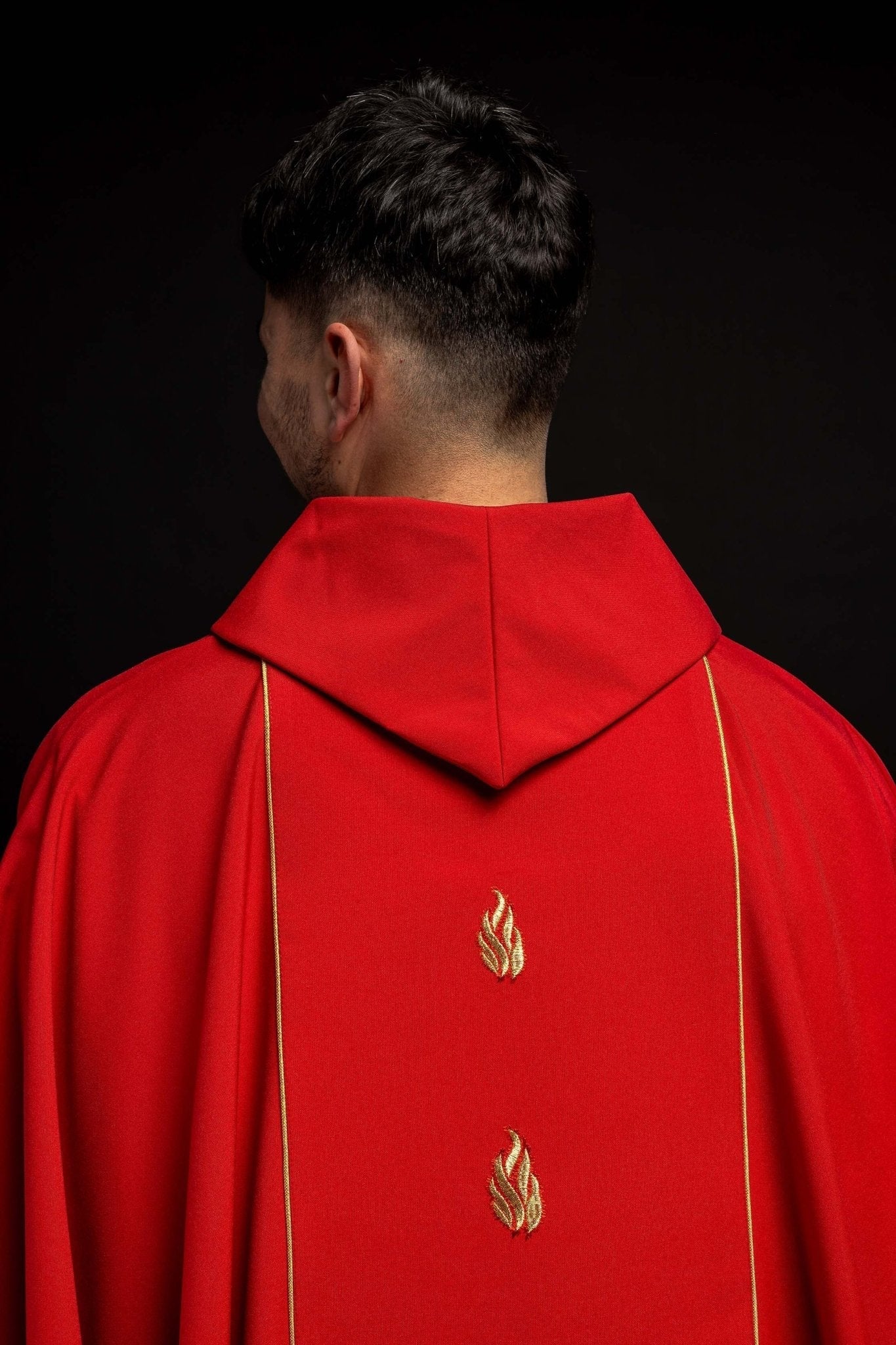 Chasuble brodée avec le Saint - Esprit en rouge KOR/015/02/01 CZERWONY - CHASUBLES.FR
