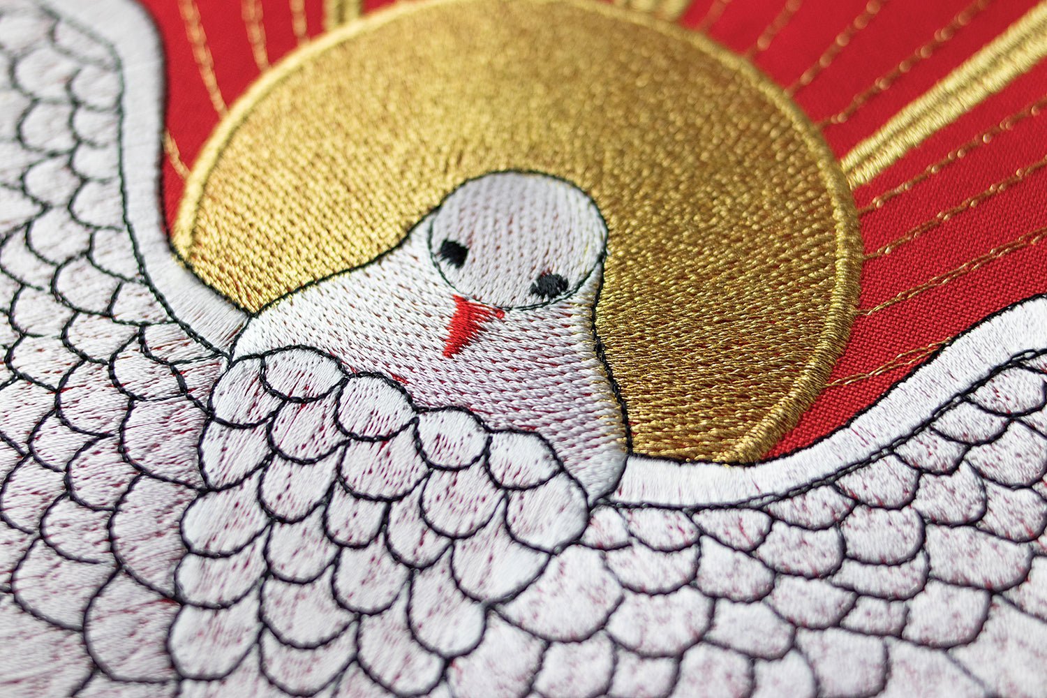Chasuble brodée avec le Saint - Esprit en rouge KOR/015/02/01 CZERWONY - CHASUBLES.FR