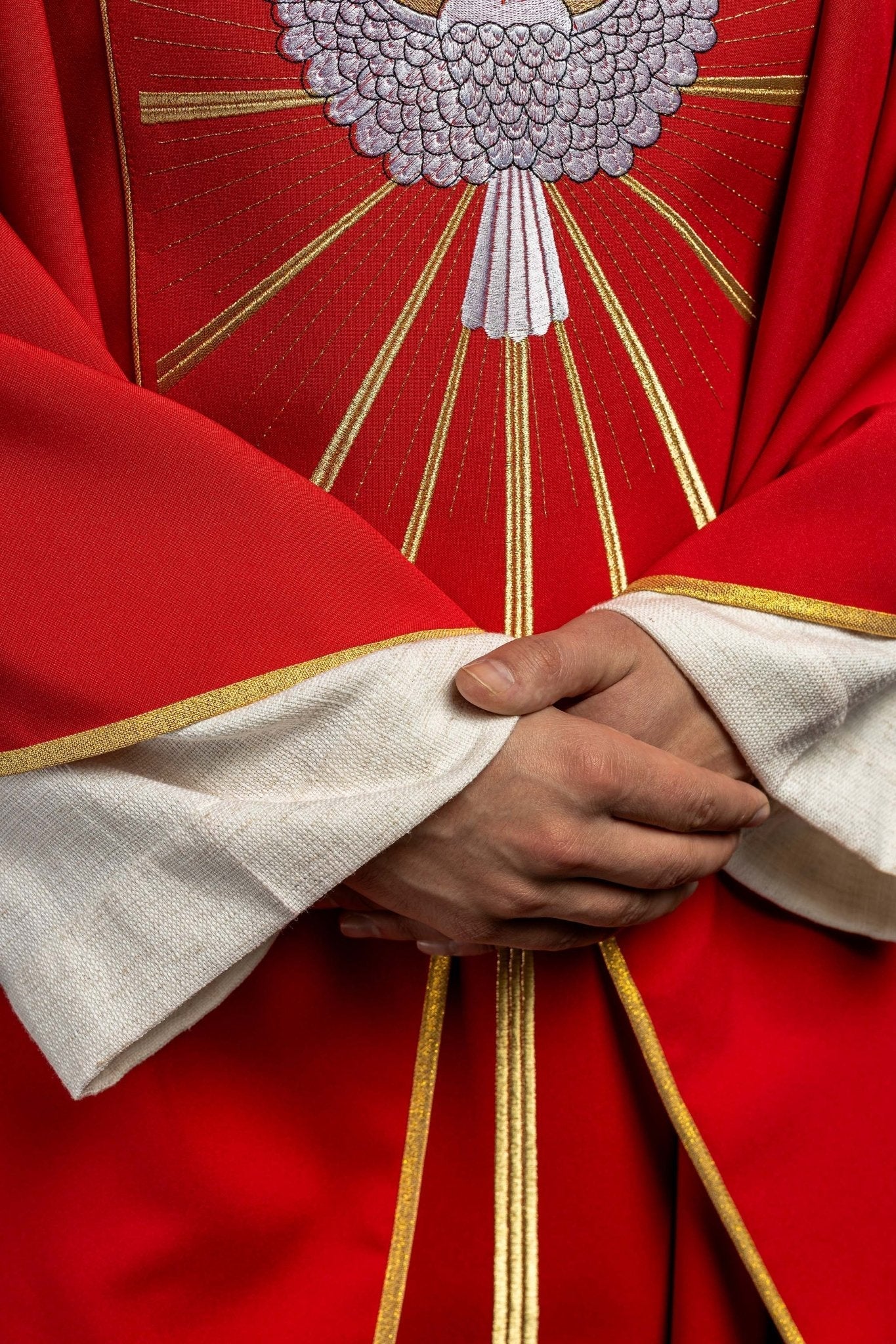 Chasuble brodée avec le Saint - Esprit en rouge KOR/015/02/01 CZERWONY - CHASUBLES.FR