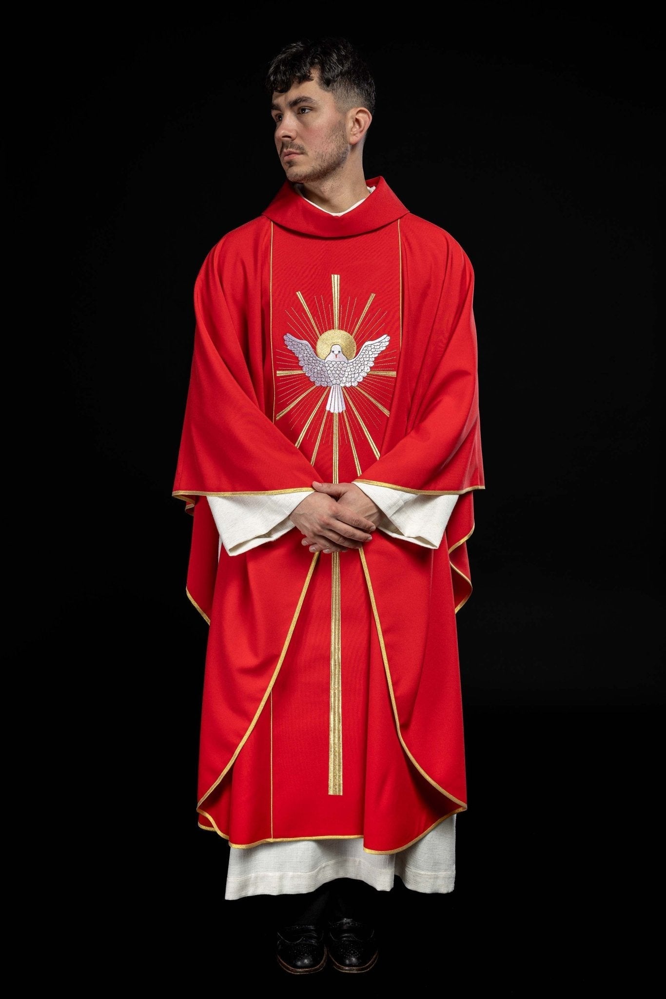 Chasuble brodée avec le Saint - Esprit en rouge KOR/015/02/01 CZERWONY - CHASUBLES.FR