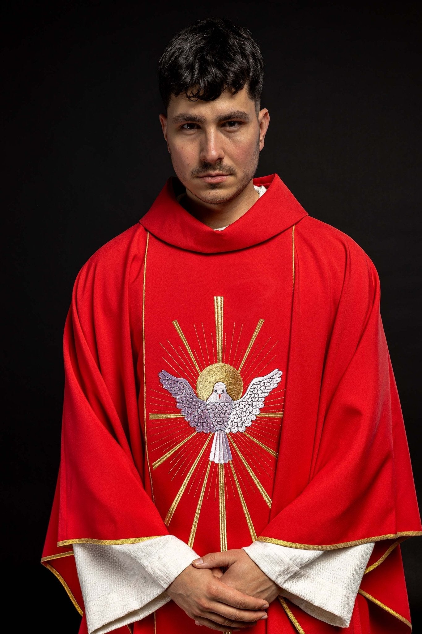 Chasuble brodée avec le Saint - Esprit en rouge KOR/015/02/01 CZERWONY - CHASUBLES.FR