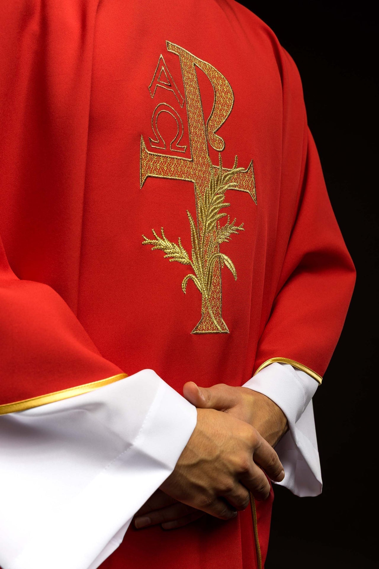 Chasuble brodée avec le symbole Alpha et Omega et large col rouge KOK/004/02/12/KARO - CHASUBLES.FR