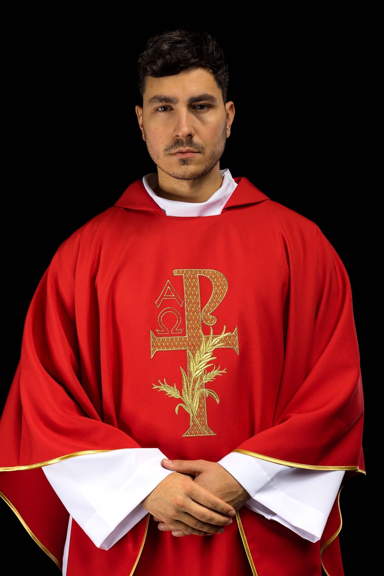Chasuble brodée avec le symbole Alpha et Omega et large col rouge KOK/004/02/12/KARO - CHASUBLES.FR