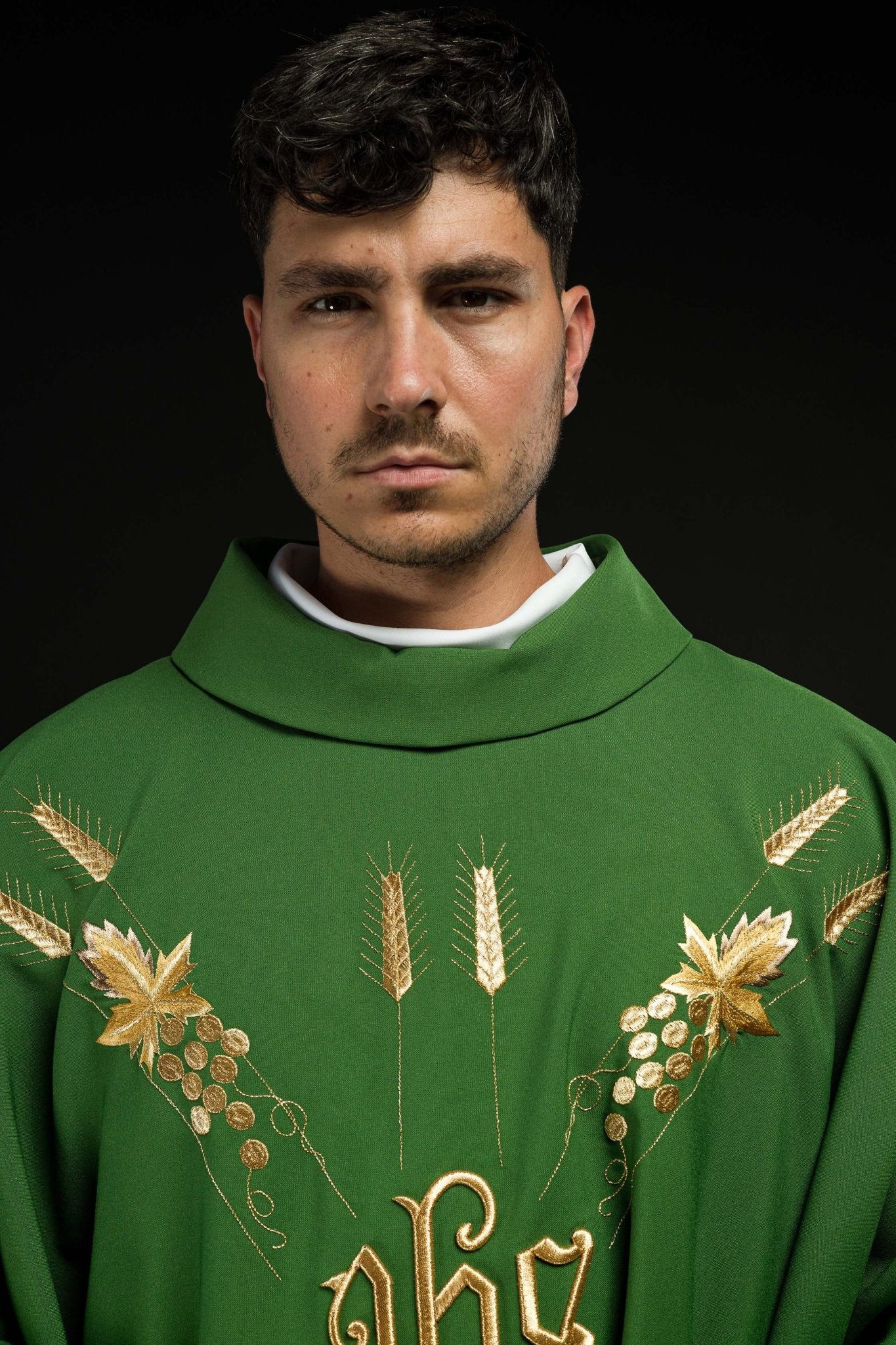 Chasuble brodée avec le symbole IHS raisin Vert KOR/057/01/01 ZIELONY - CHASUBLES.FR