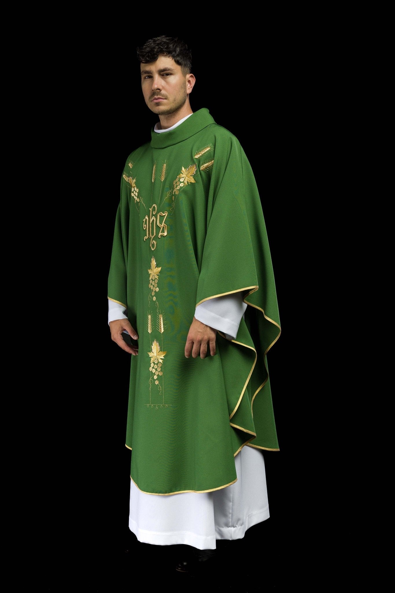 Chasuble brodée avec le symbole IHS raisin Vert KOR/057/01/01 ZIELONY - CHASUBLES.FR