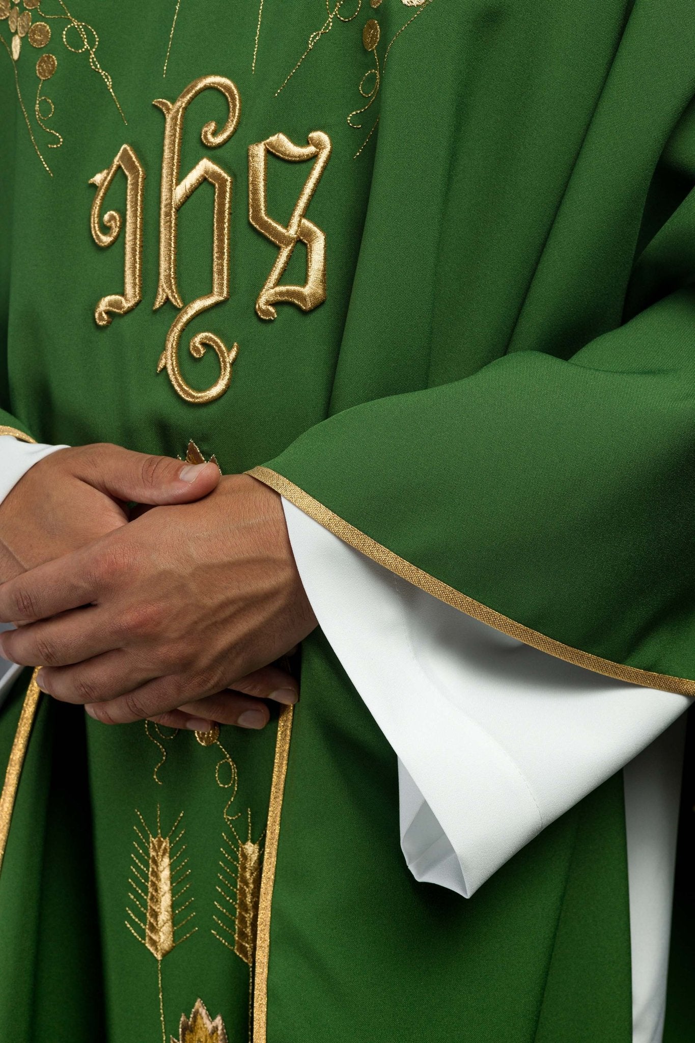 Chasuble brodée avec le symbole IHS raisin Vert KOR/057/01/01 ZIELONY - CHASUBLES.FR