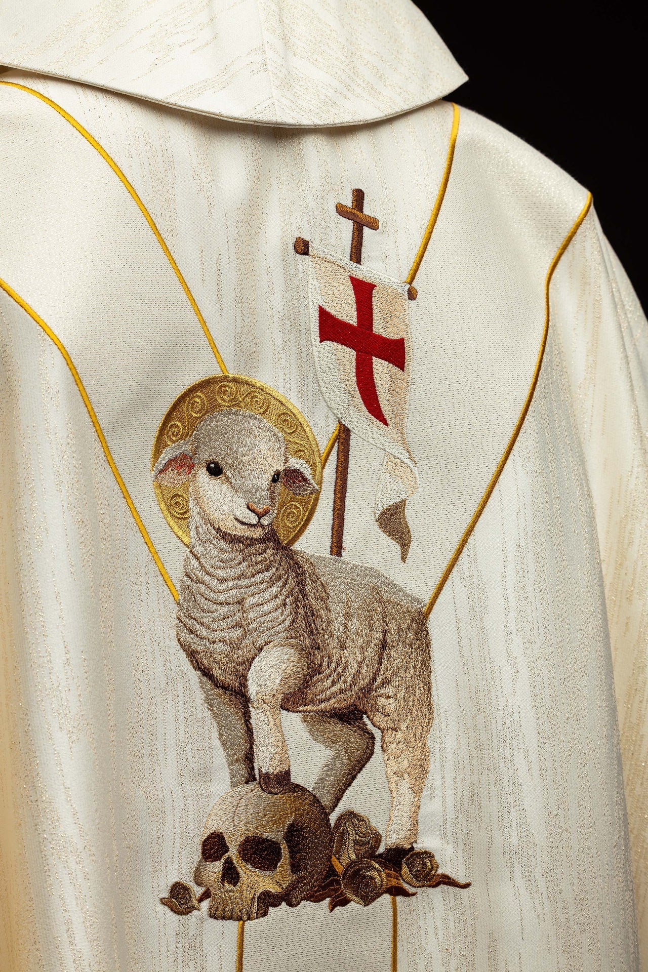 Chasuble brodée avec l’image de Jésus Ressuscité et de l’Agneau pascal KOW2/044/05/99 - CHASUBLES.FR