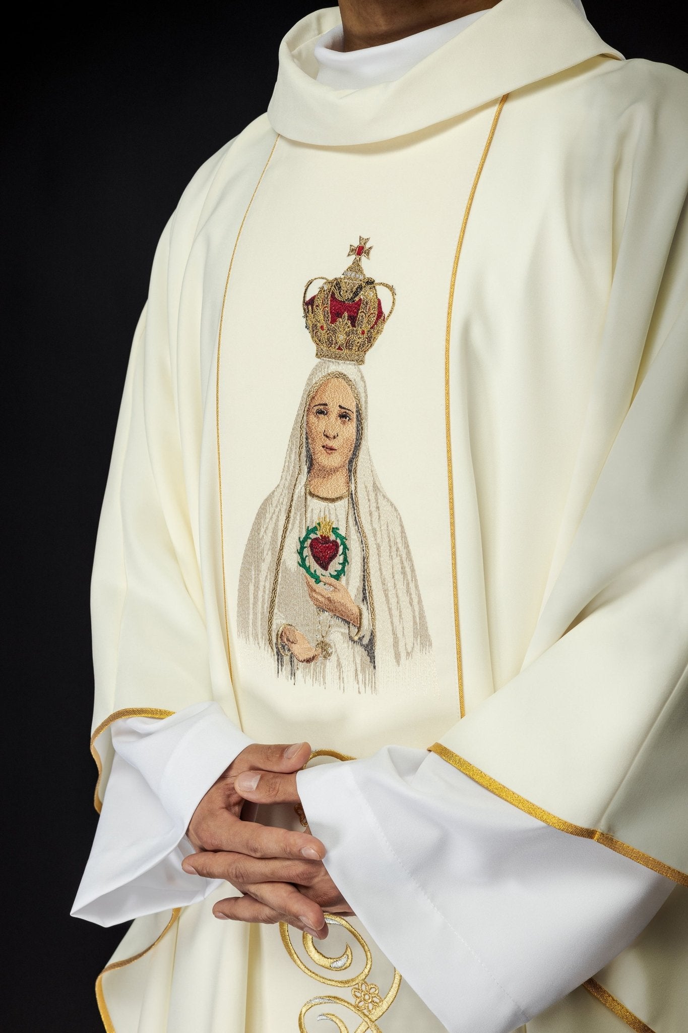 Chasuble brodée avec l'image de Notre - Dame de Fatima KOW2/004/05/01 - CHASUBLES.FR