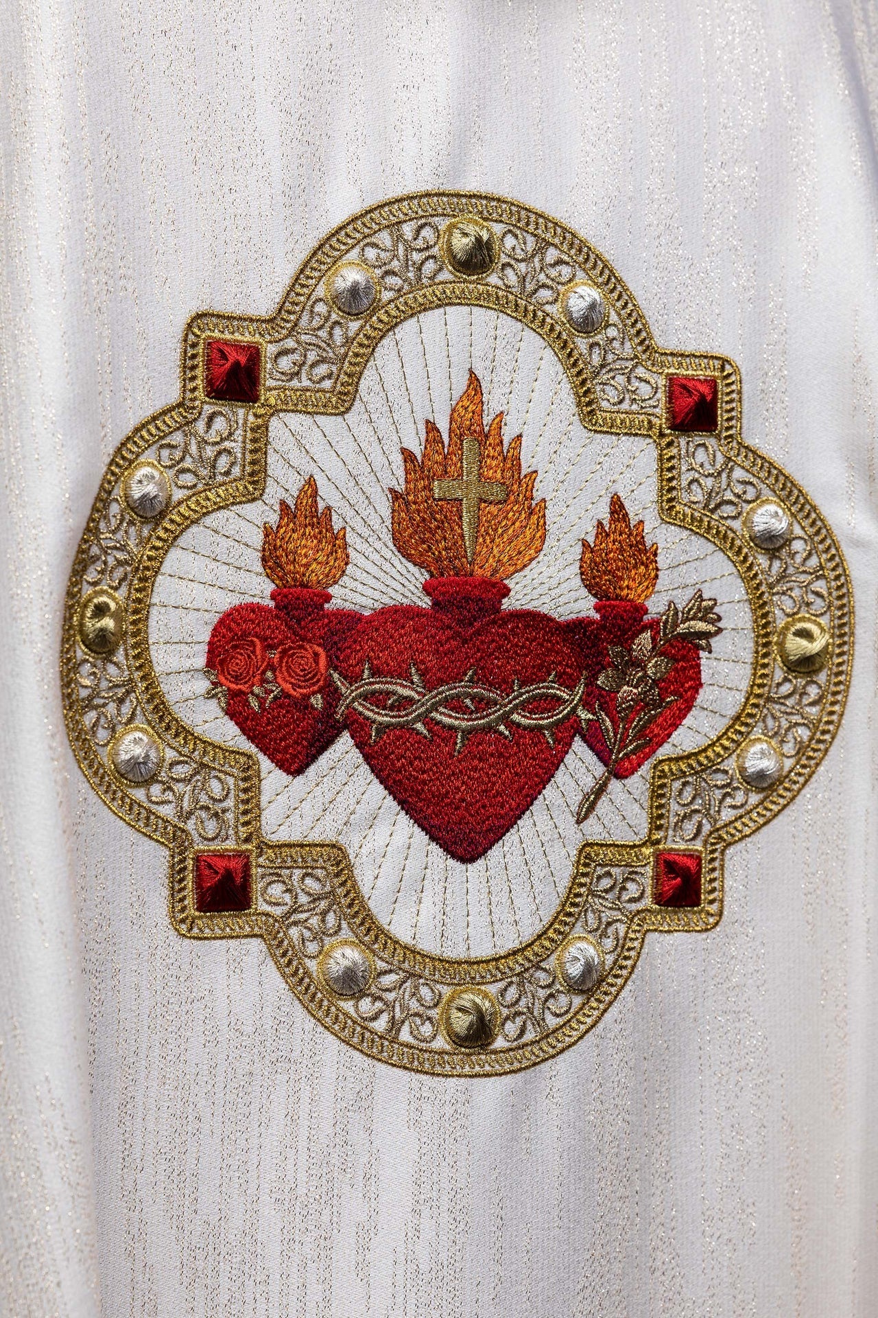 Chasuble brodée avec l’image des Trois Cœurs S-7077-05-99 - CHASUBLES.FR