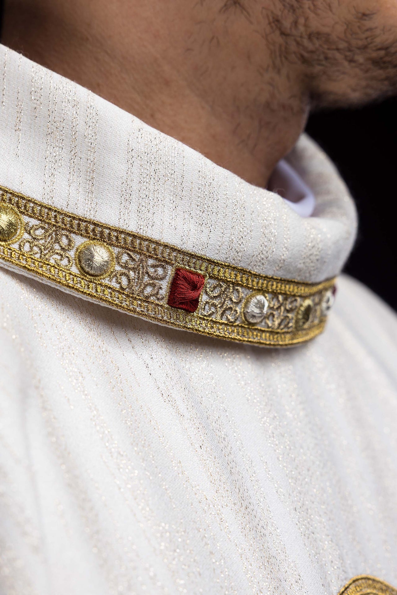 Chasuble brodée avec l’image des Trois Cœurs S-7077-05-99 - CHASUBLES.FR