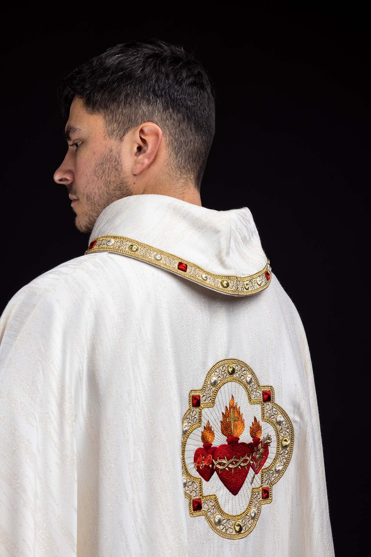 Chasuble brodée avec l’image des Trois Cœurs S-7077-05-99 - CHASUBLES.FR