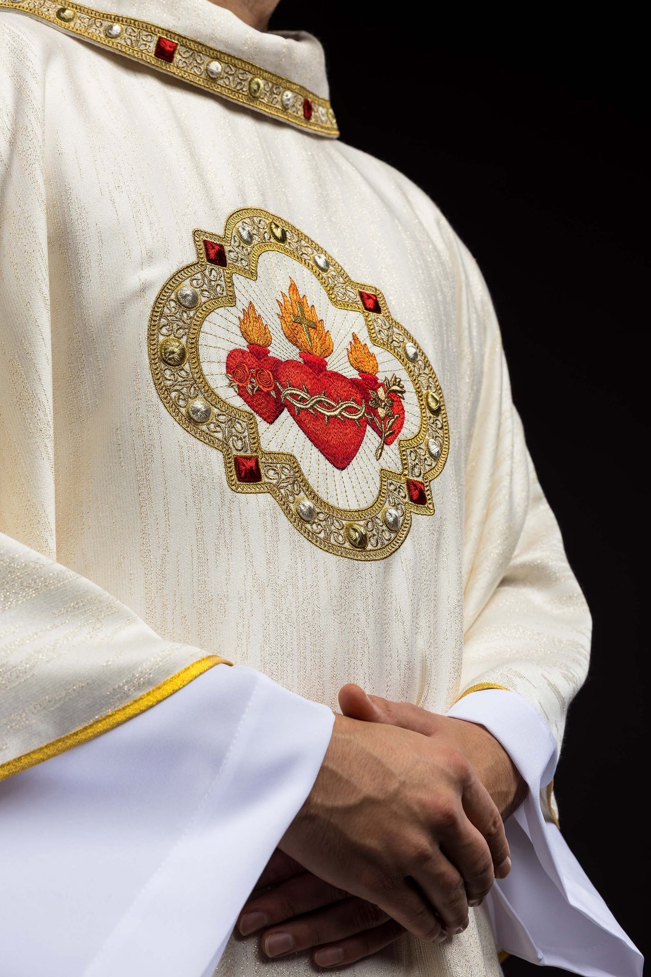 Chasuble brodée avec l’image des Trois Cœurs S-7077-05-99 - CHASUBLES.FR