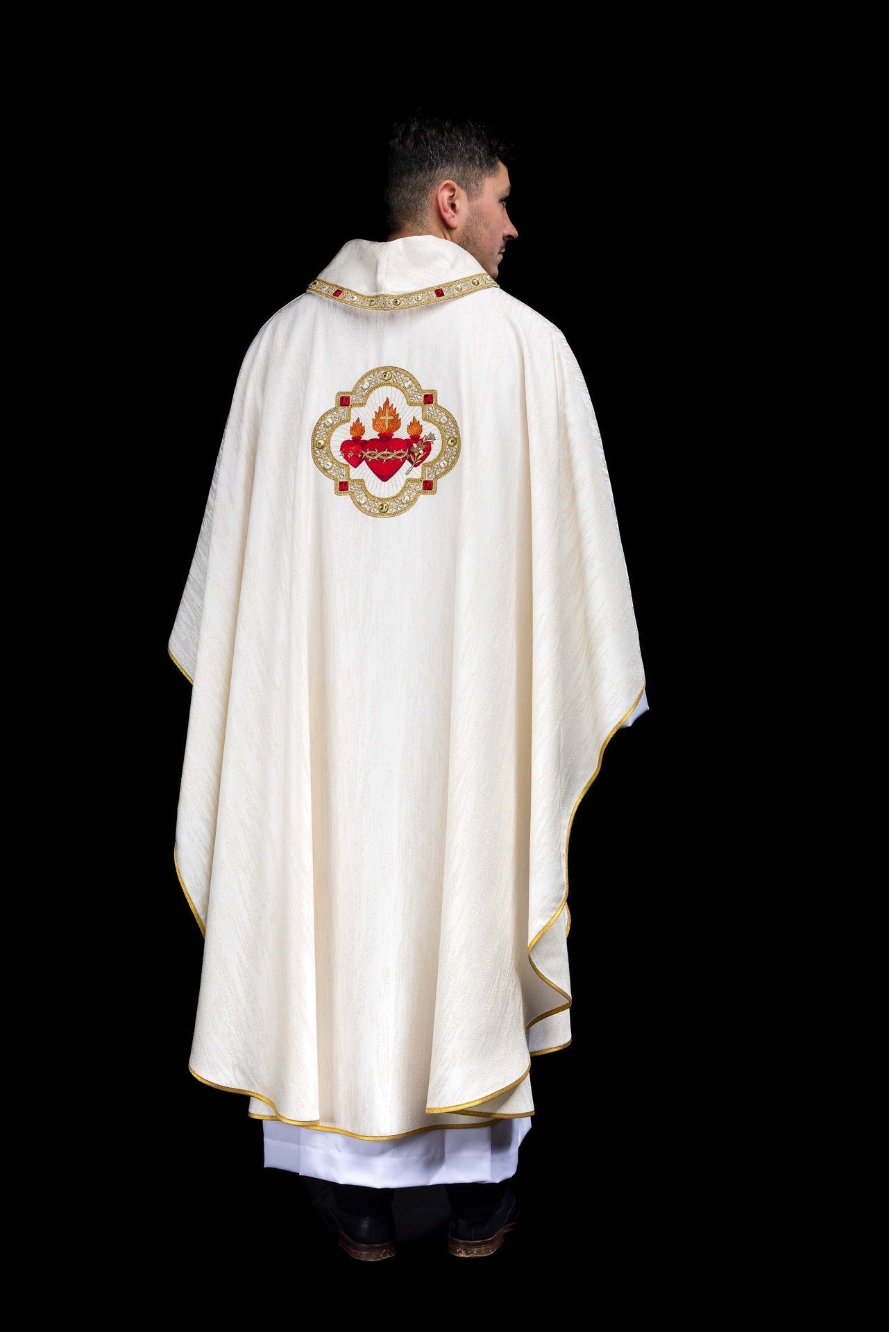 Chasuble brodée avec l’image des Trois Cœurs S-7077-05-99 - CHASUBLES.FR