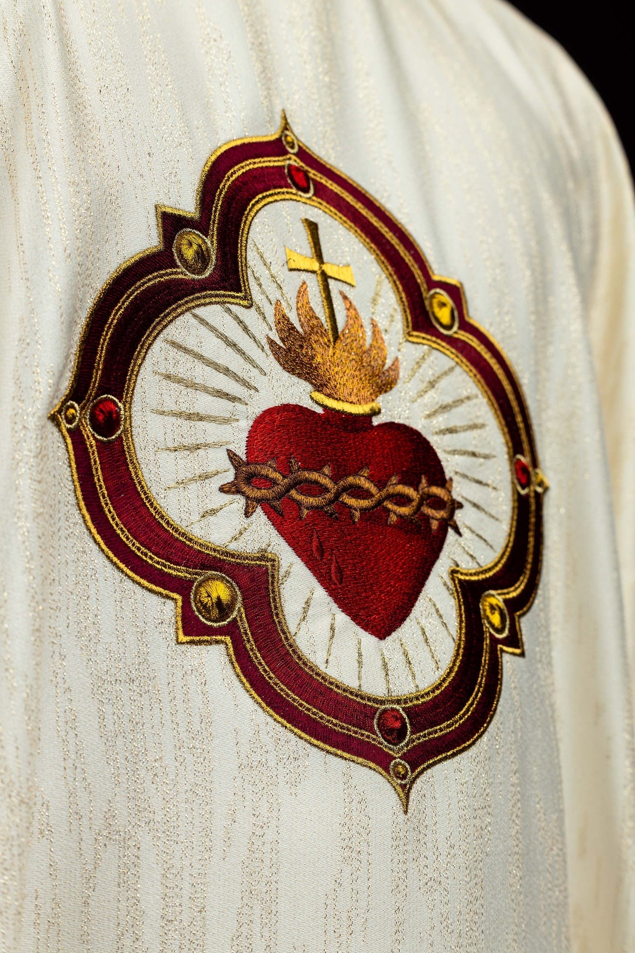 Chasuble brodée avec l’image du Sacré - Cœur de Jésus et du calice eucharistique LE/7076/05 - CHASUBLES.FR