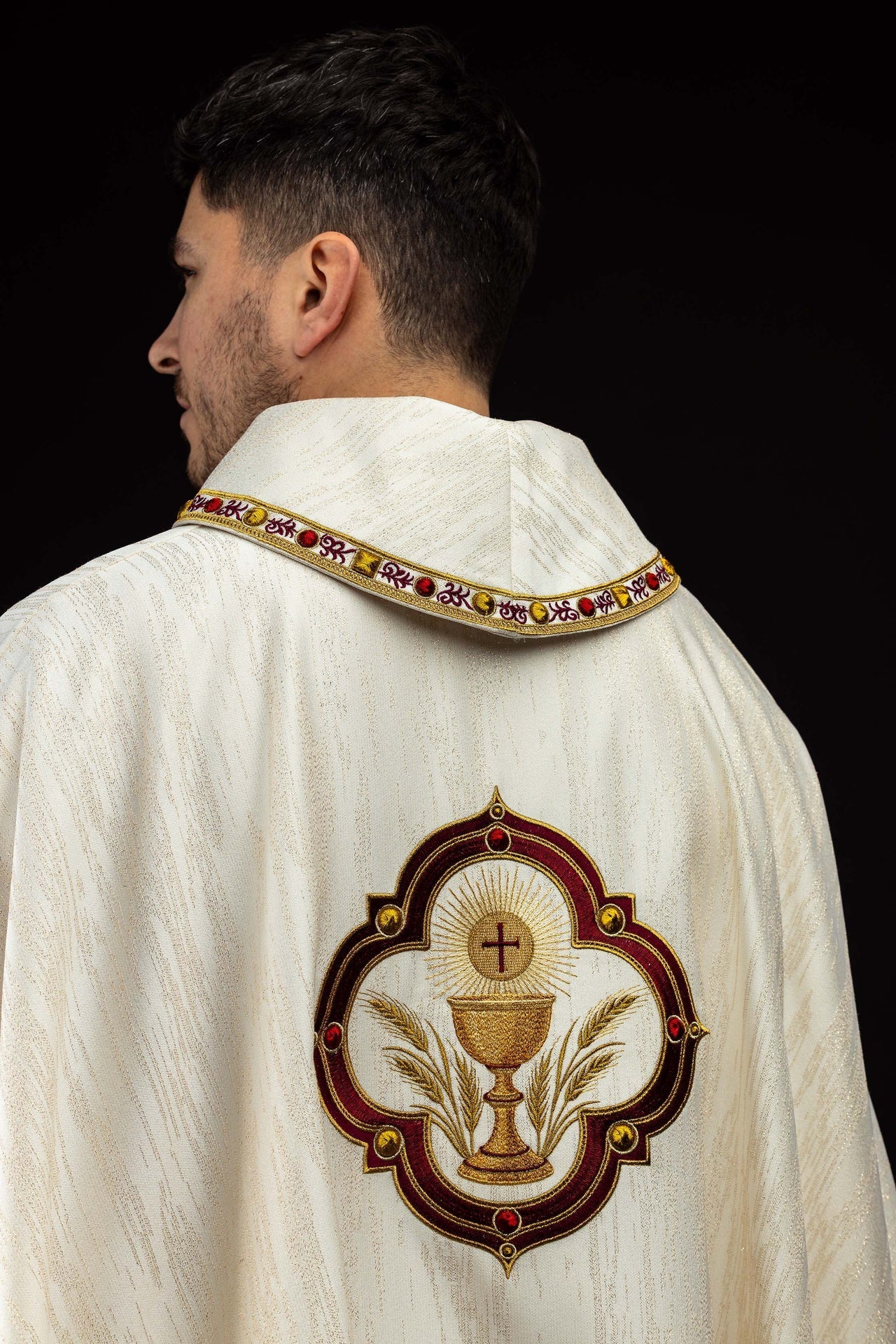 Chasuble brodée avec l’image du Sacré - Cœur de Jésus et du calice eucharistique LE/7076/05 - CHASUBLES.FR