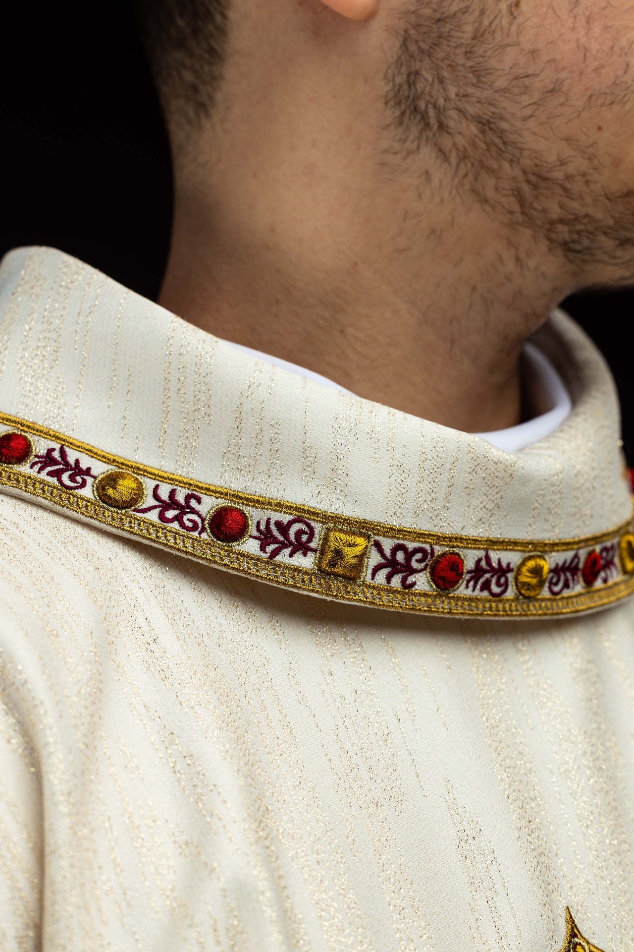 Chasuble brodée avec l’image du Sacré - Cœur de Jésus et du calice eucharistique LE/7076/05 - CHASUBLES.FR